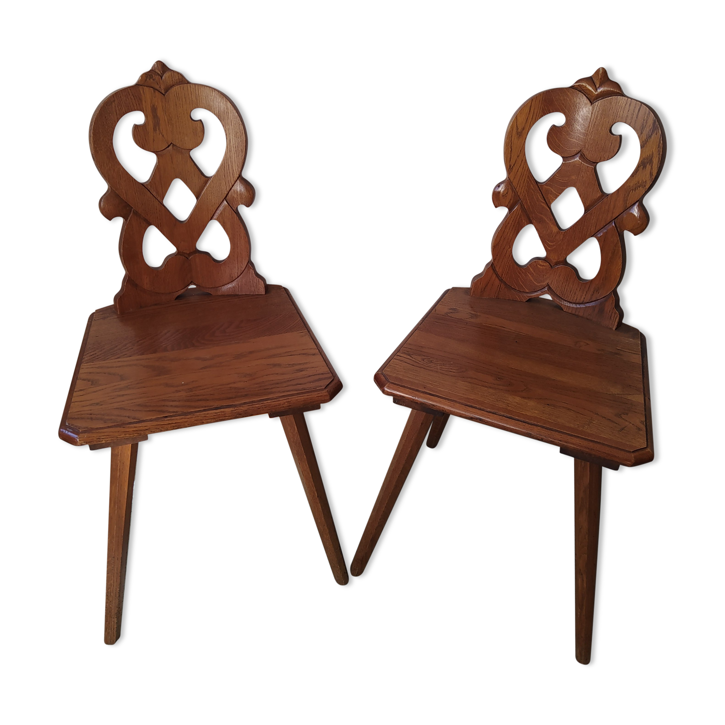 Paire de chaises de montagne savoyarde chalet en bois sculpté