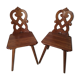 Paire de chaises de montagne savoyarde chalet en bois sculpté