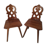 Paire de chaises de montagne savoyarde chalet en bois sculpté