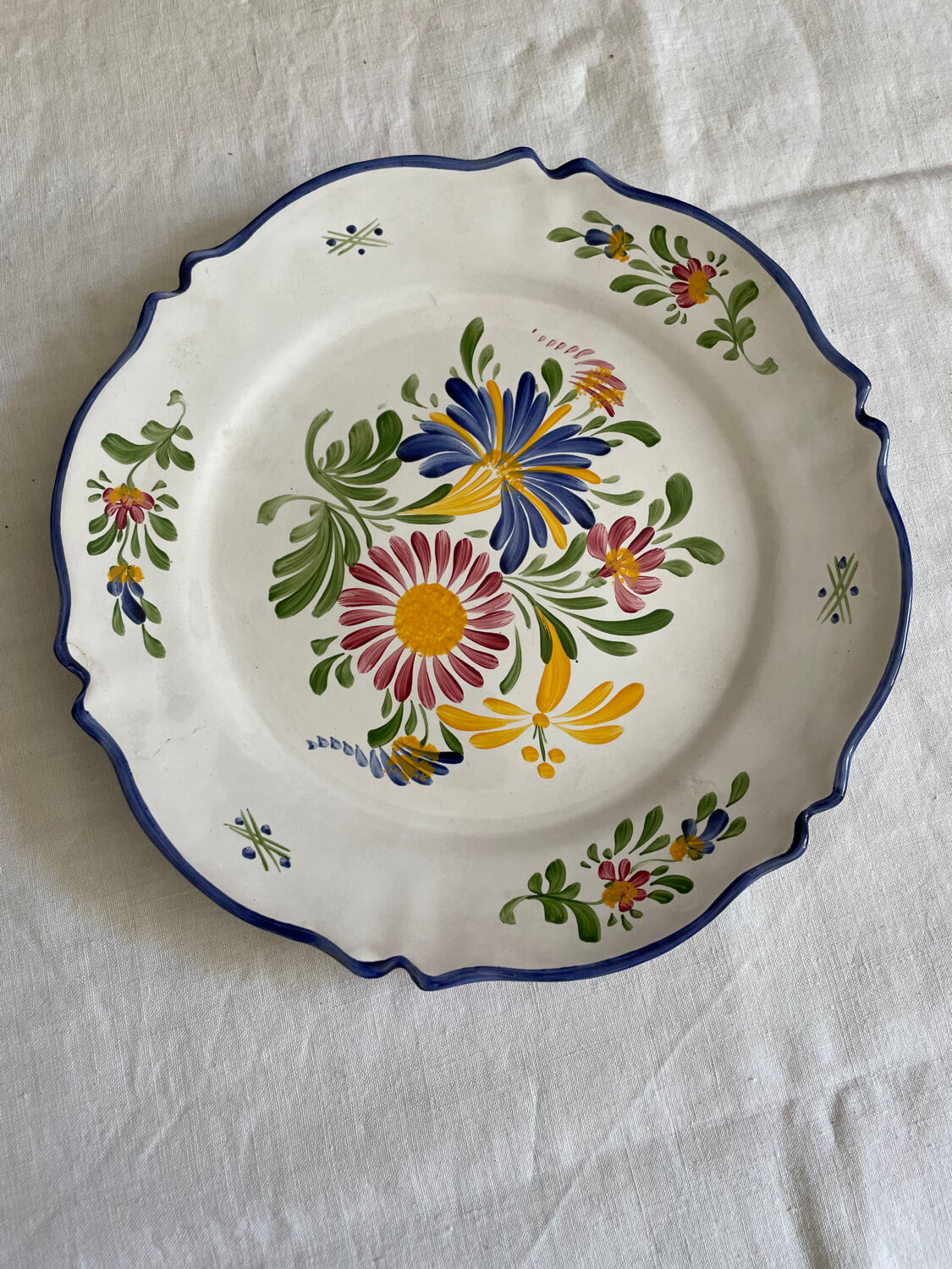 Flat flowery plate