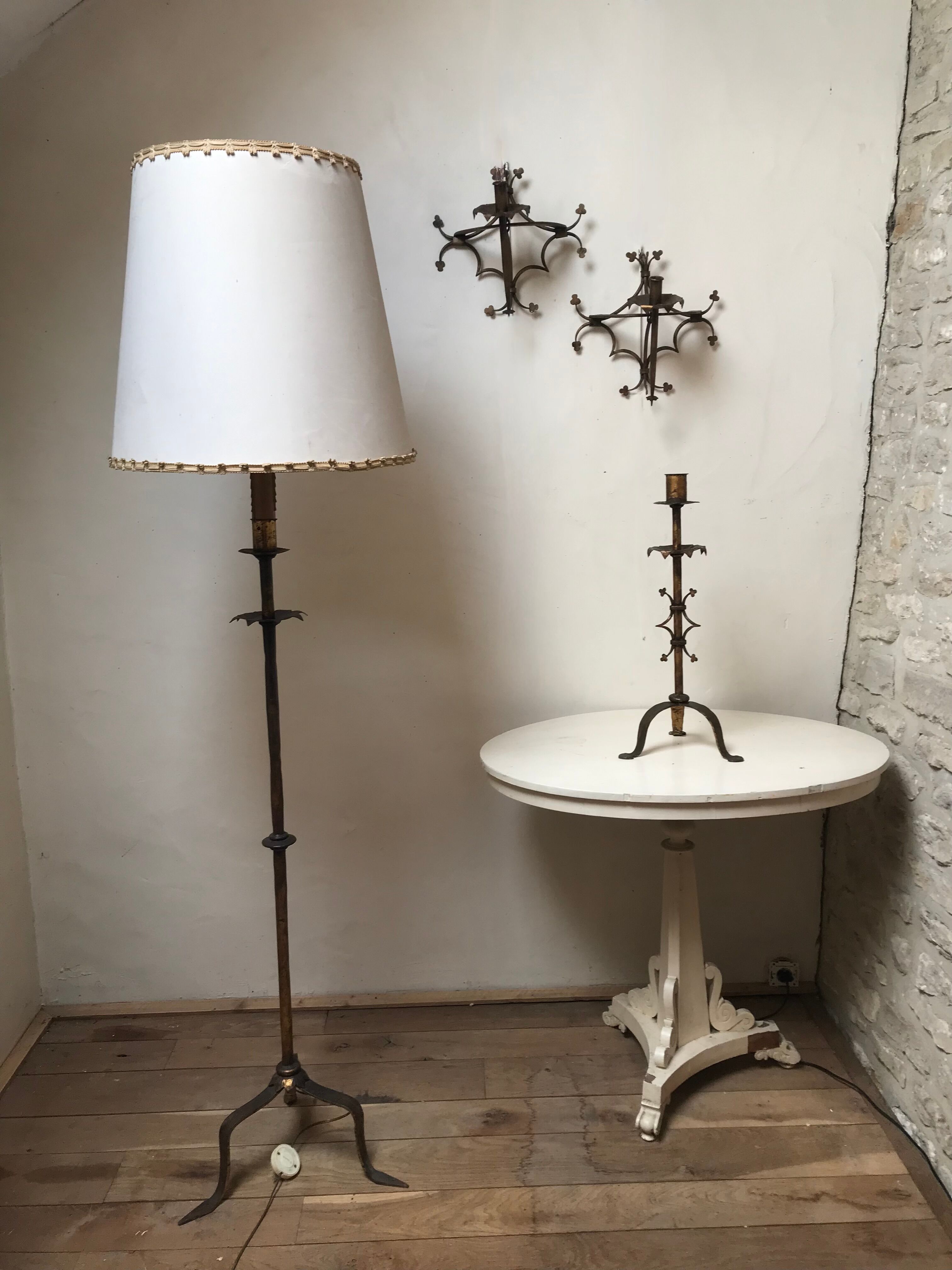 Pair of gilded metal sconces decorated with clovers.