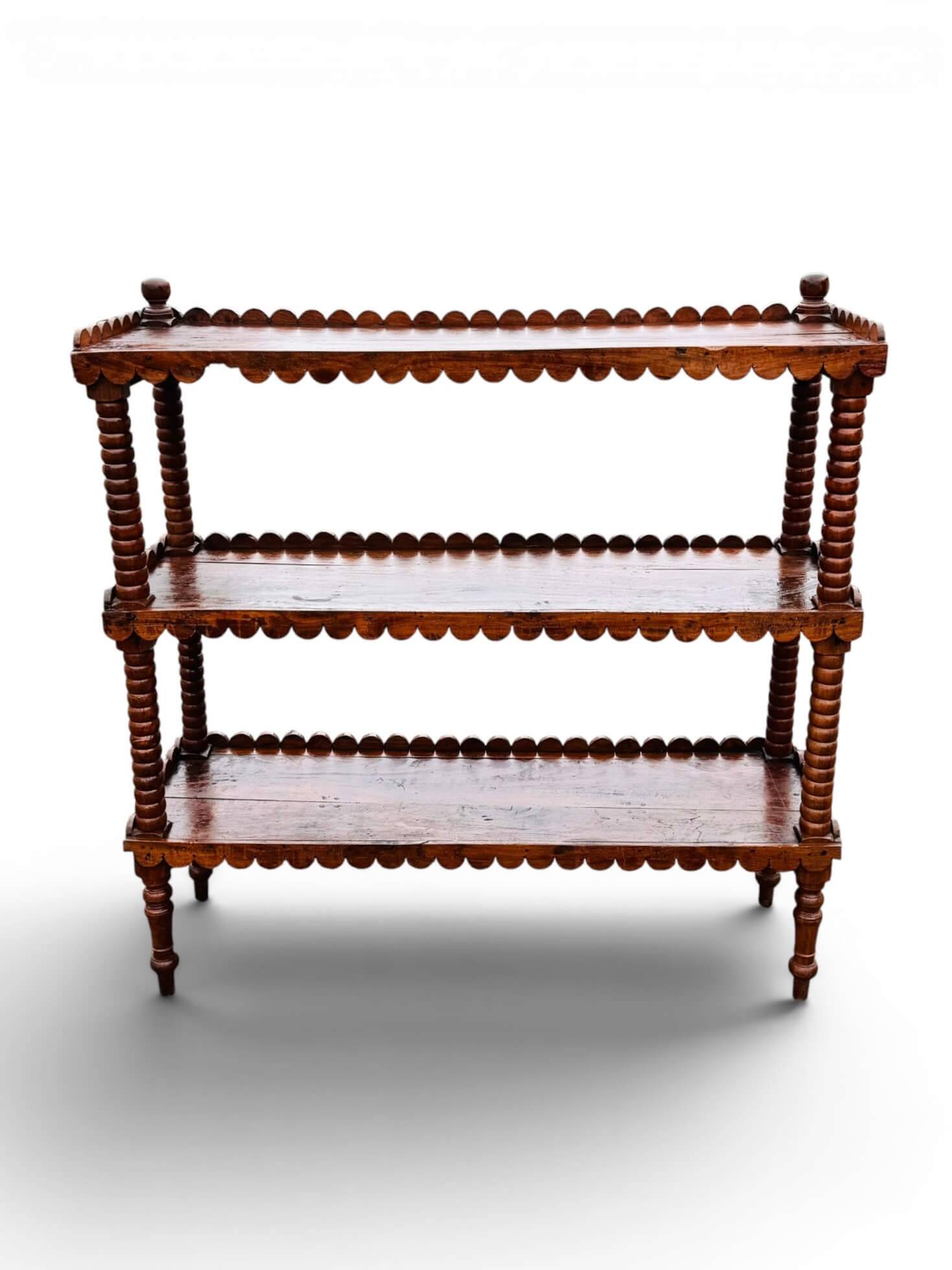 Ancienne grande étagère sur pieds