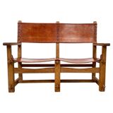 Banc de château brutaliste ancien fait main en chêne et cuir cognac, années 1920.