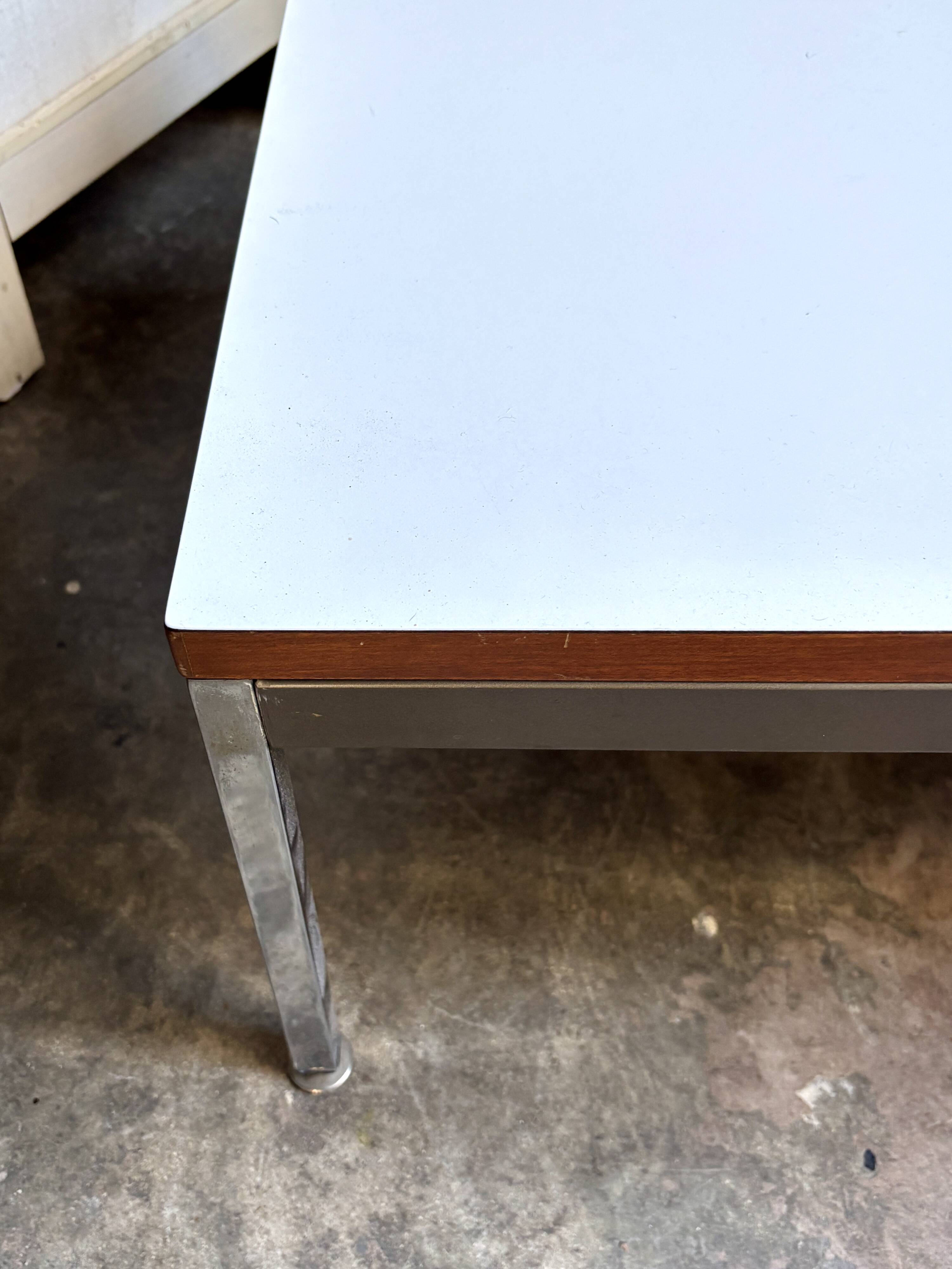 Table basse en mélaminé blanc et acier chromé