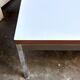 Table basse en mélaminé blanc et acier chromé