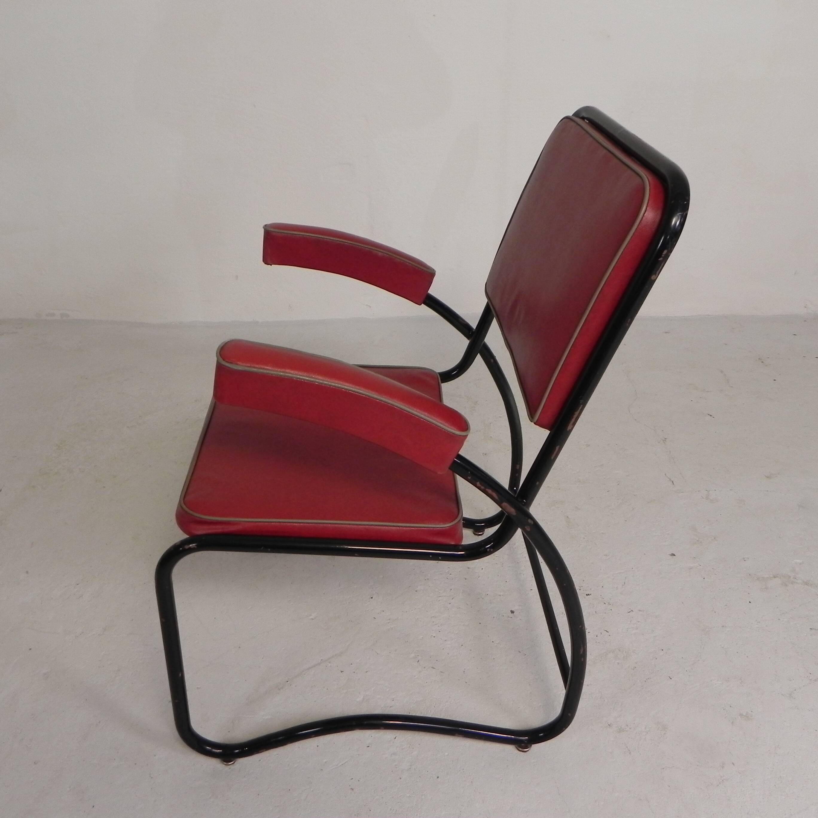 Set of 4 armchairs and a coffee table with tubular structure in Bauhaus style, 1950s.