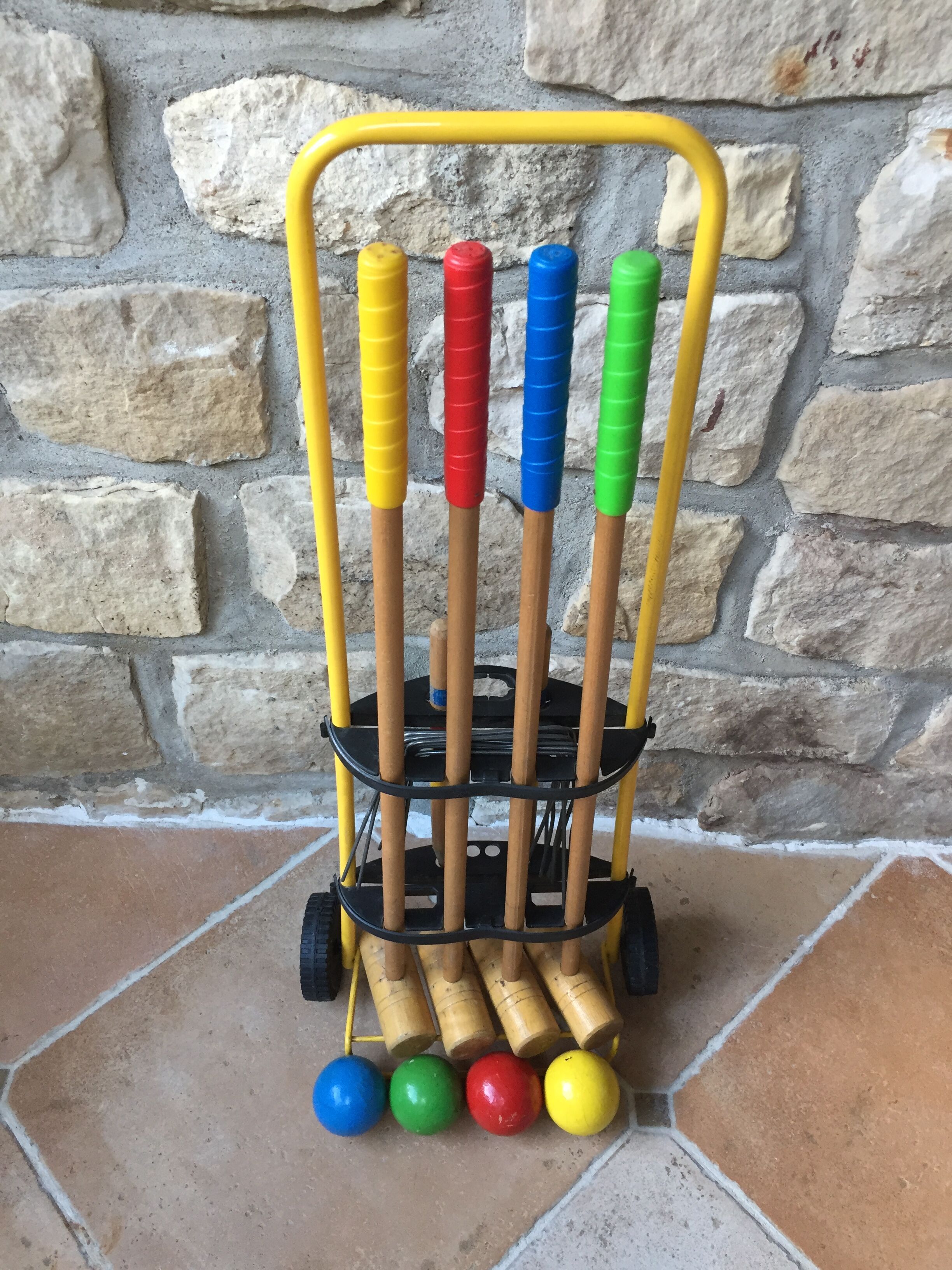 Jeu de croquet ancien en bois dans son charriot à roulettes Selency