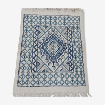 Tapis blanc motifs berbères multicolores