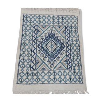 Tapis blanc motifs berbères multicolores