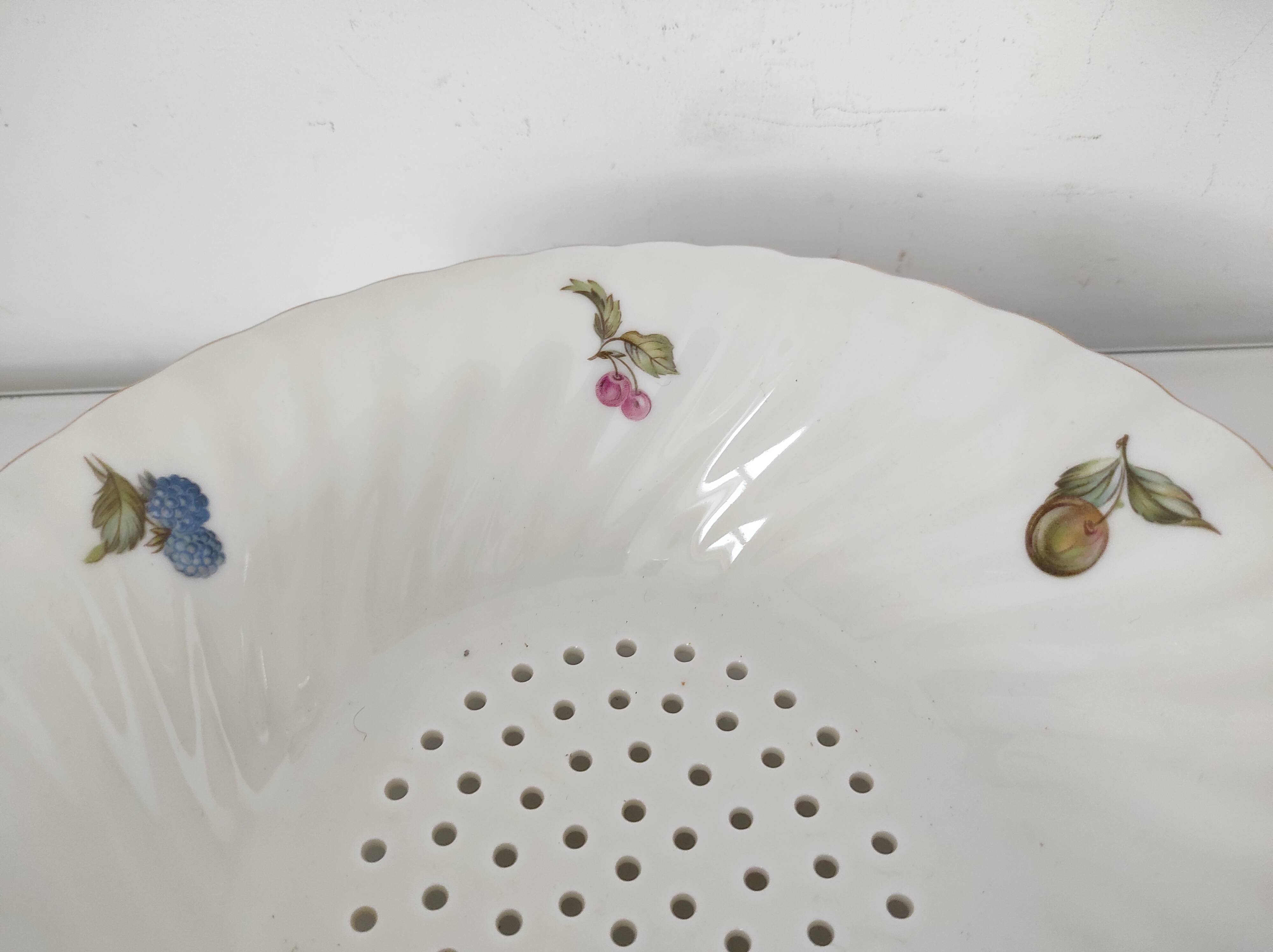 Strawberry dish porcelain drainer