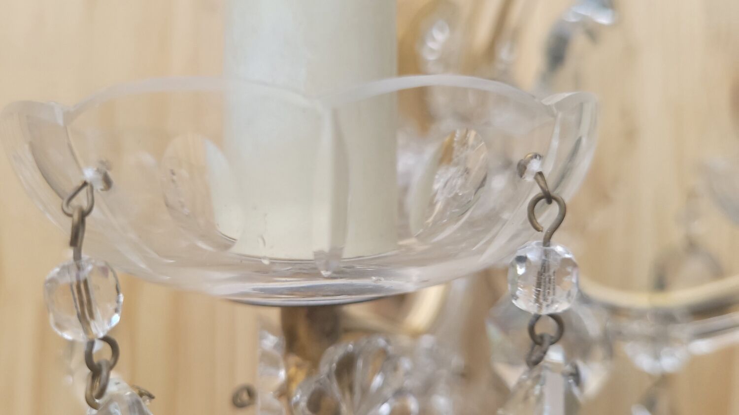 Glass wall lamp and tassels