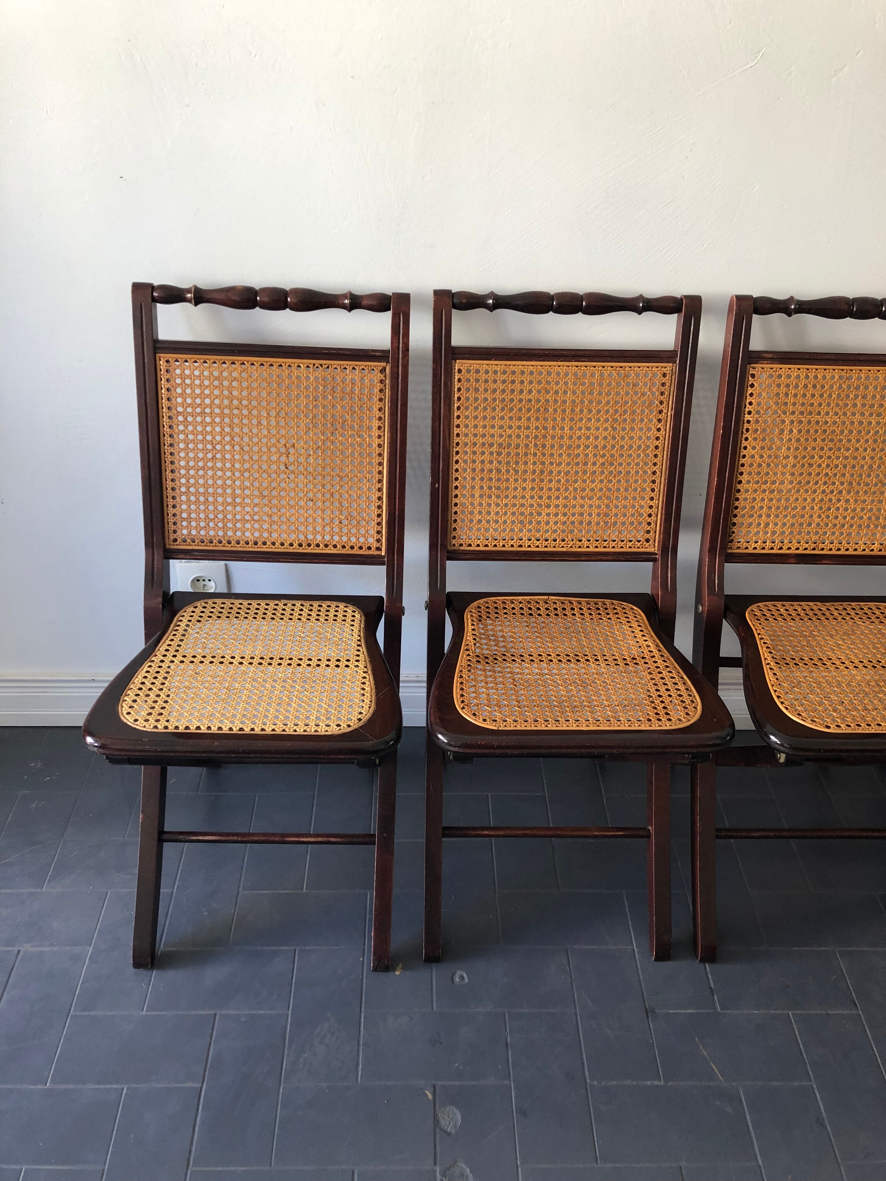 Following 4 folding chairs in mahogany and canned, 60 years.