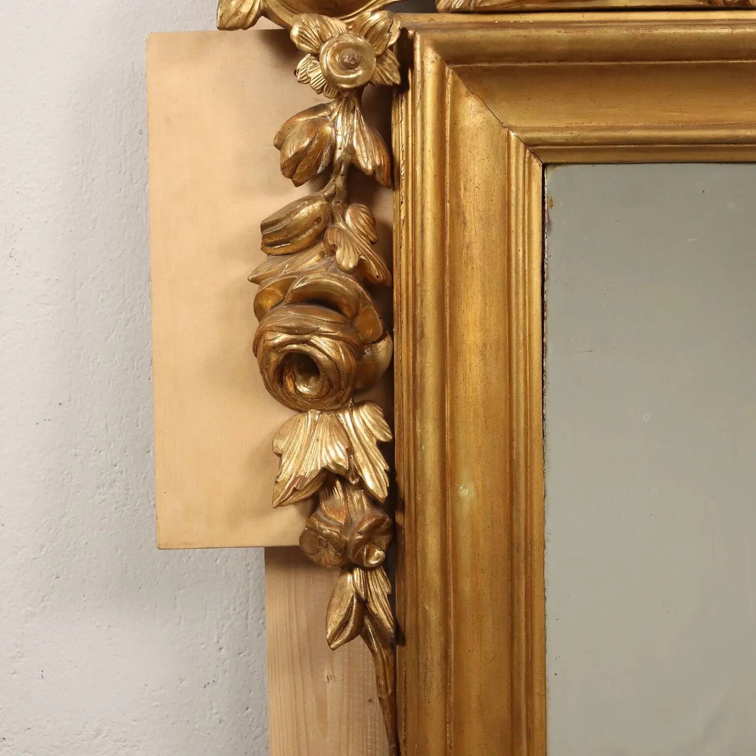 Eclectic antique mirror in carved and gilded wood, Italy, 19th century.