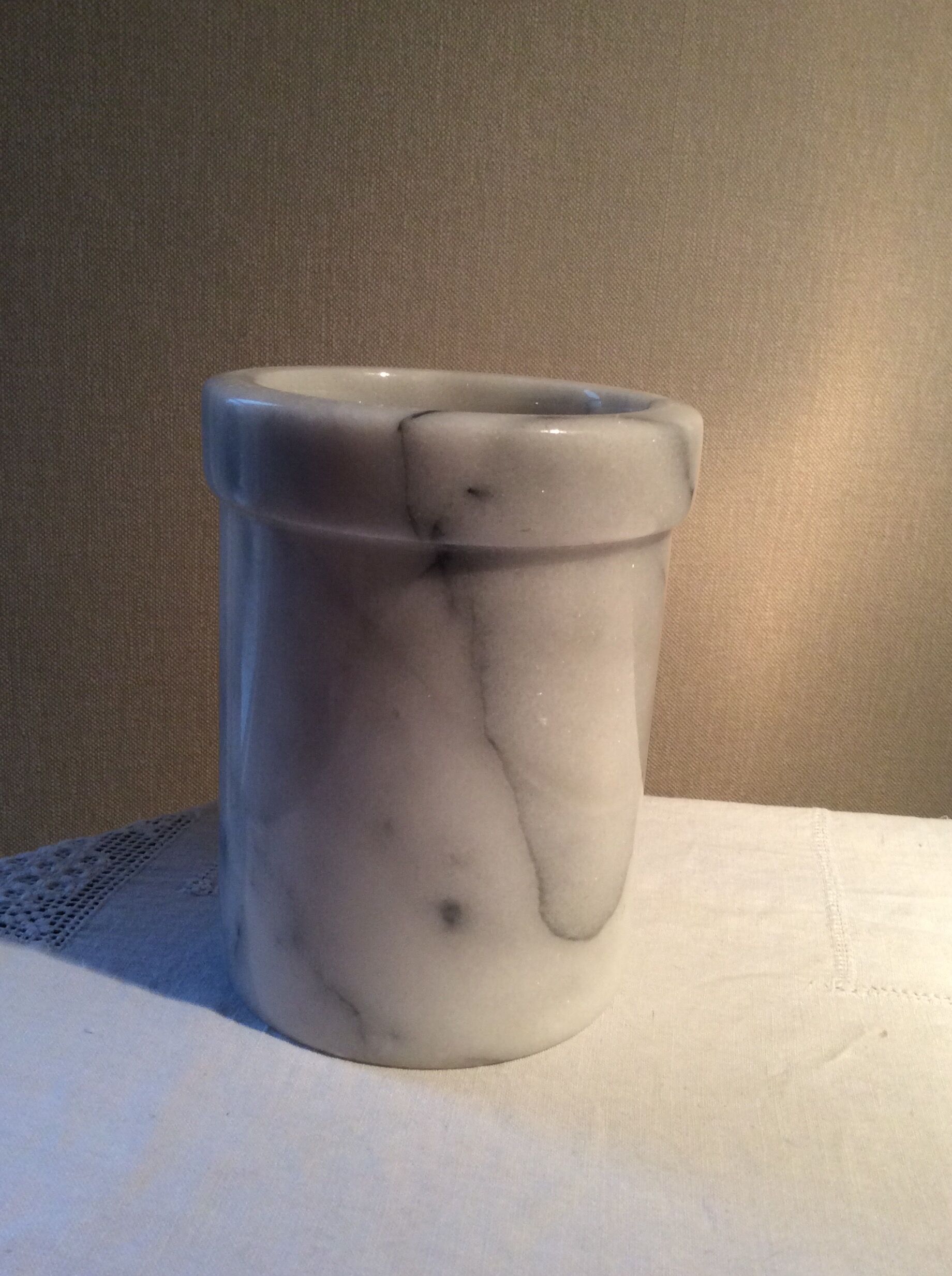 Vase ou pot en marbre blanc