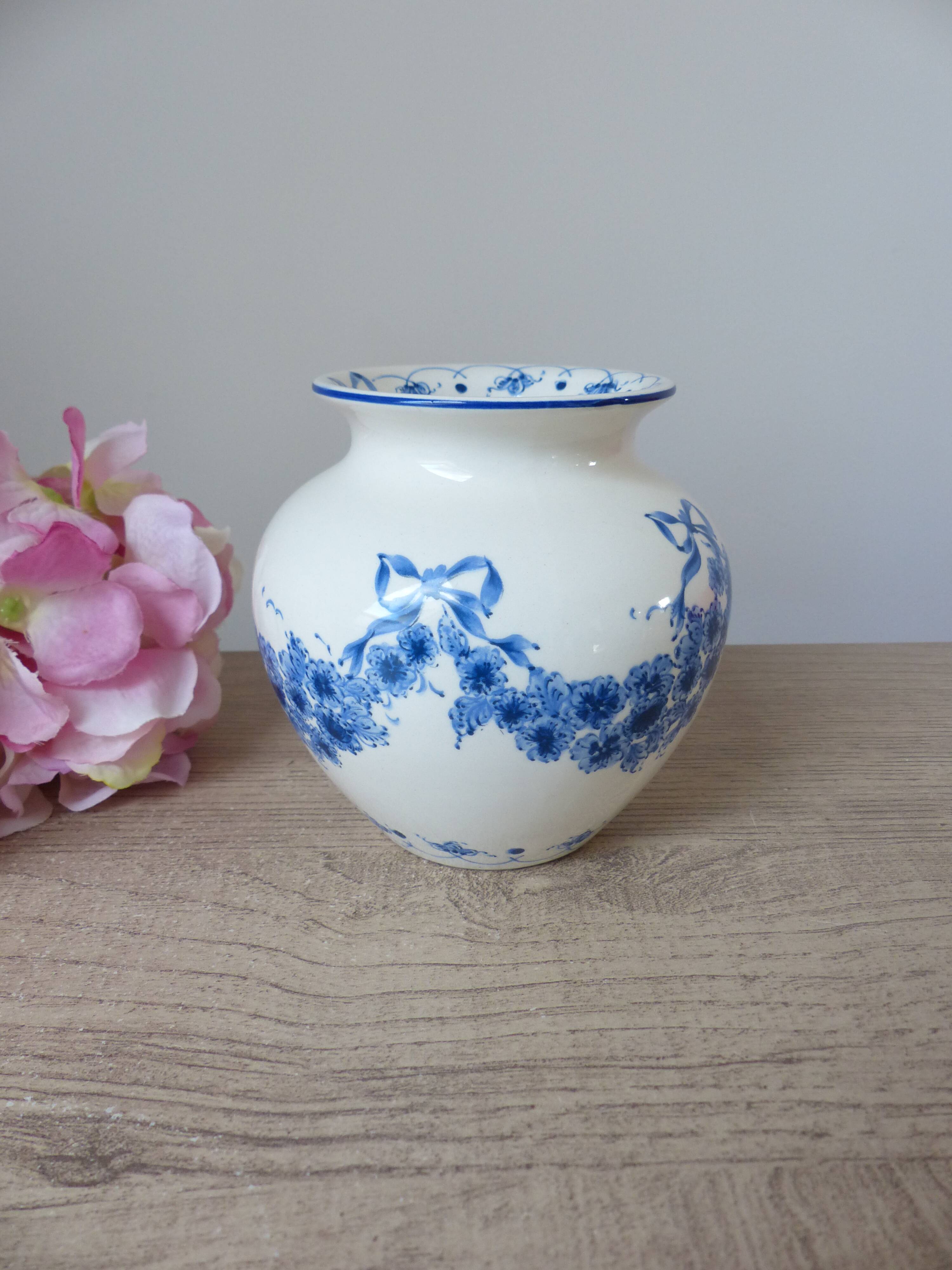 Vase boule signé Sia "Blue Garland"