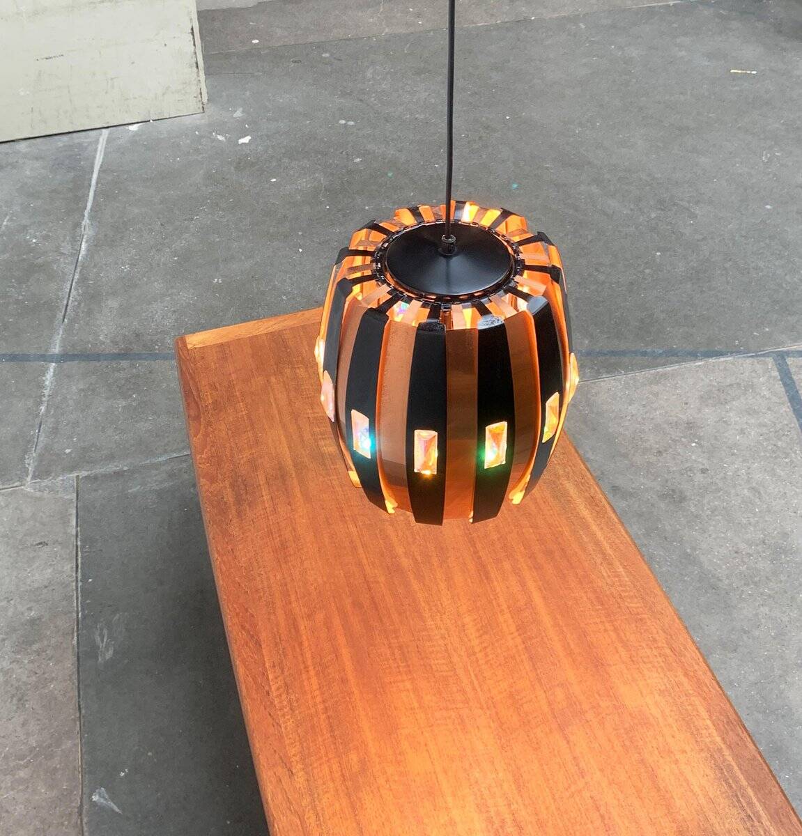 Lampe suspension danoise en métal cuivre et noir et prisme de style mid-century modern par Werner Schou pour Coronell Elektro