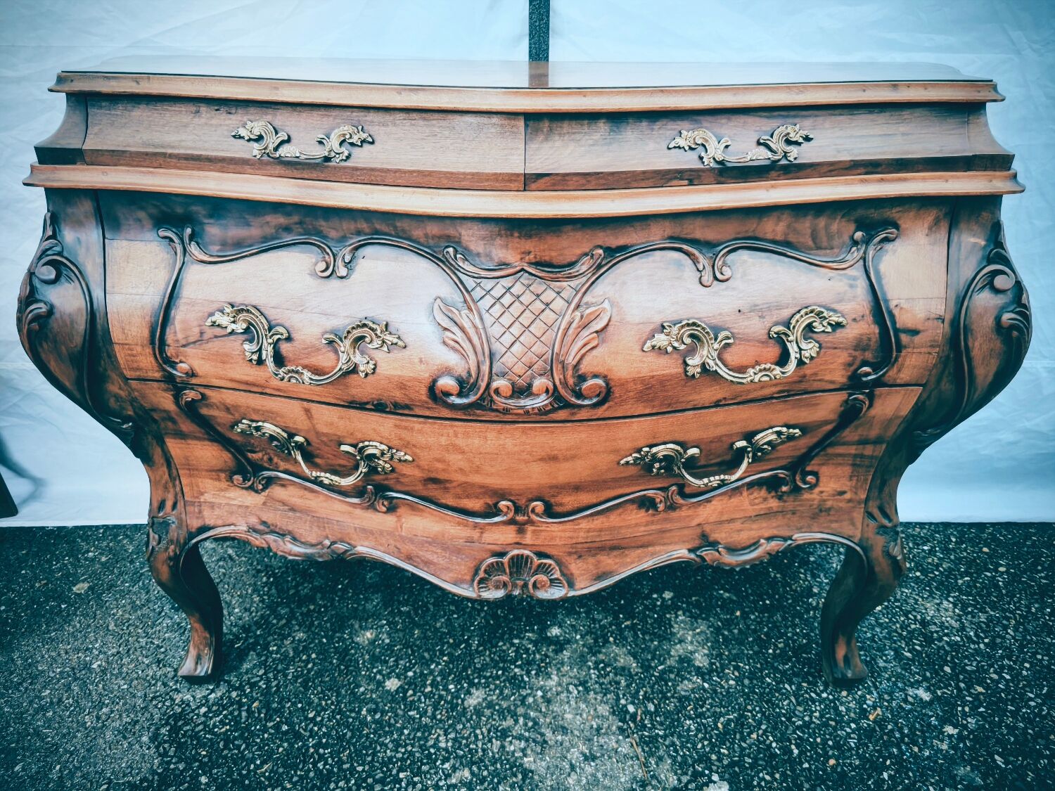 Tomb-style commode in walnut, Louis XV style