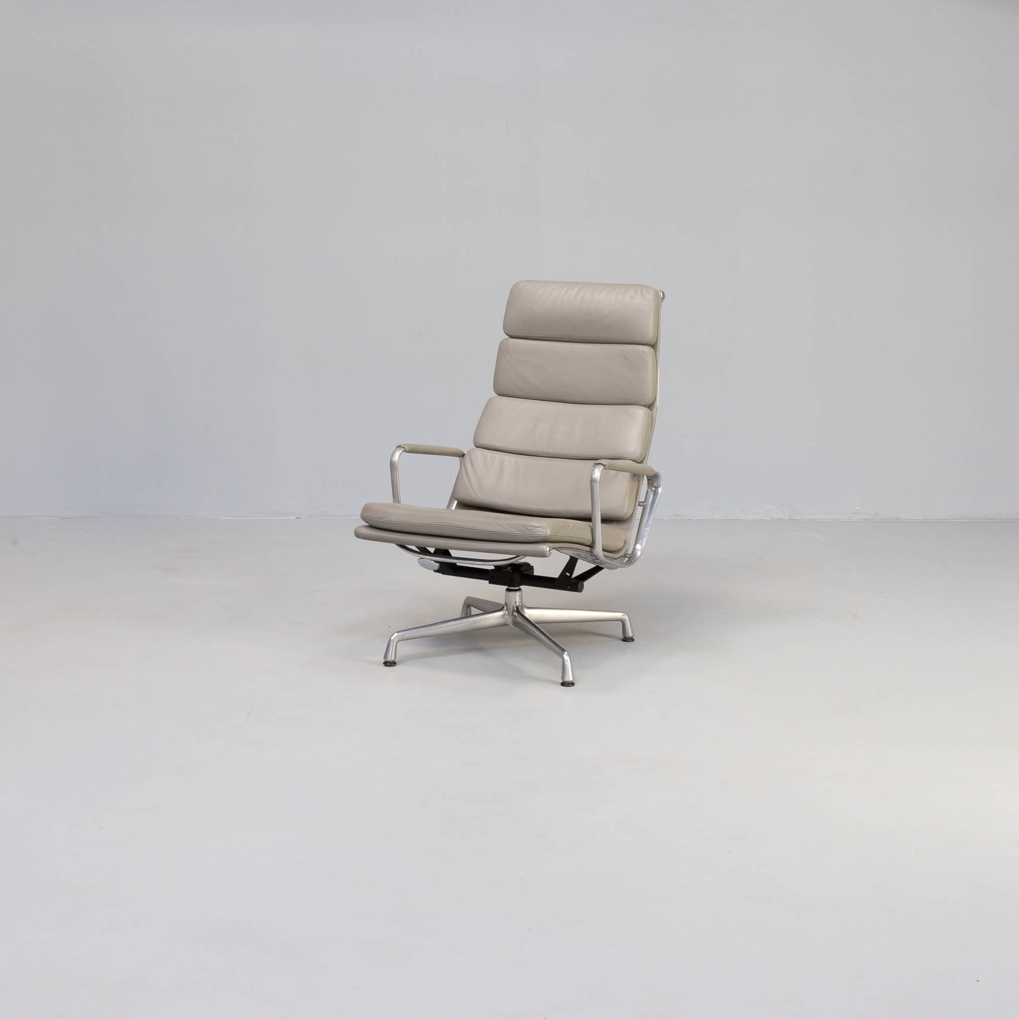 Charles and Ray Eames EA222 soft pad lounge fauteuil for Vitra