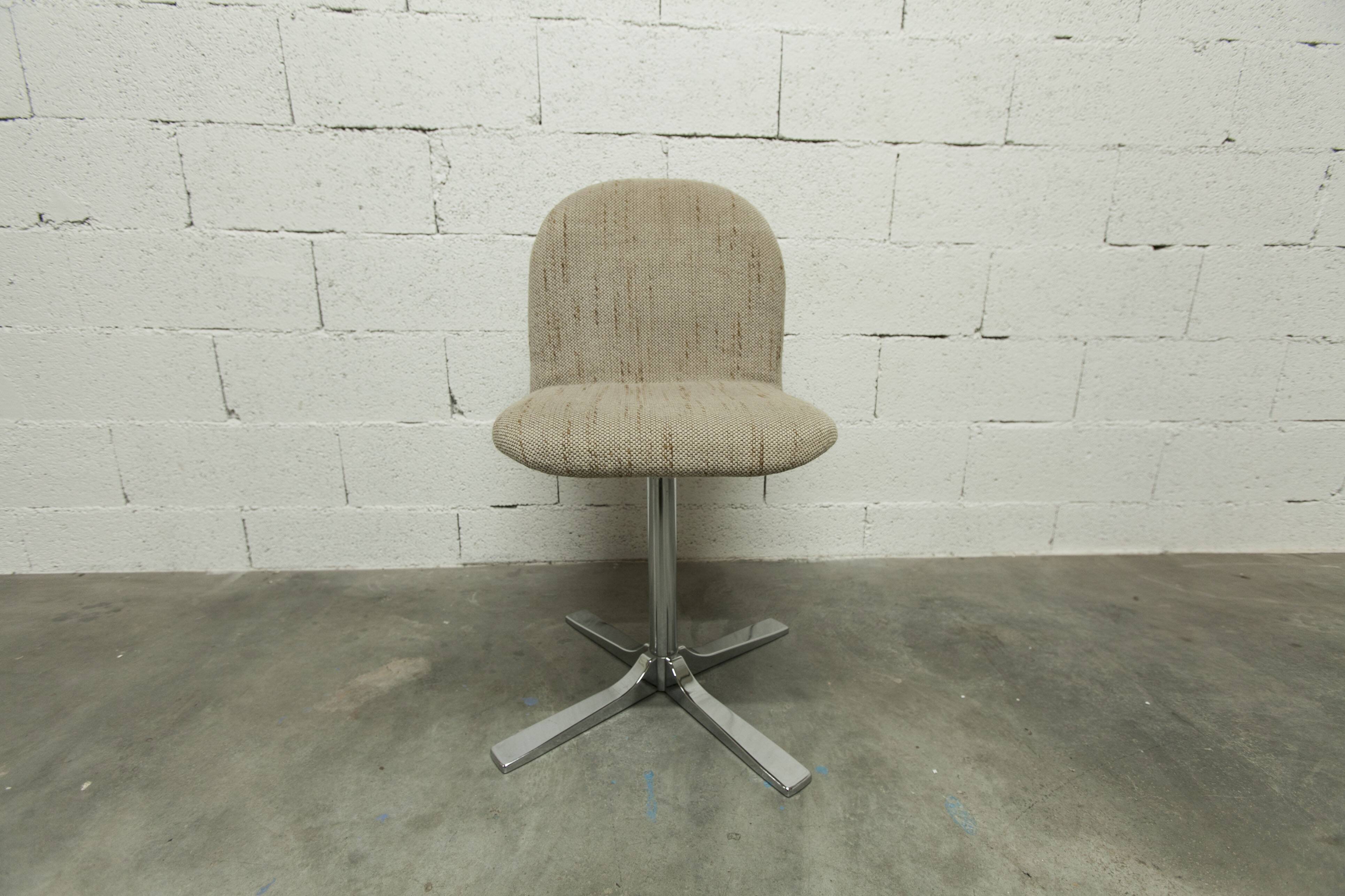 Swivel chair in chrome and clean, sturdy patterned fabric from the 1970s.