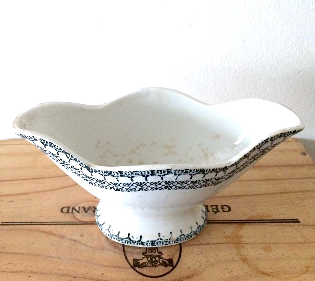 Gravy boat earthenware of Saint Amand iron earth