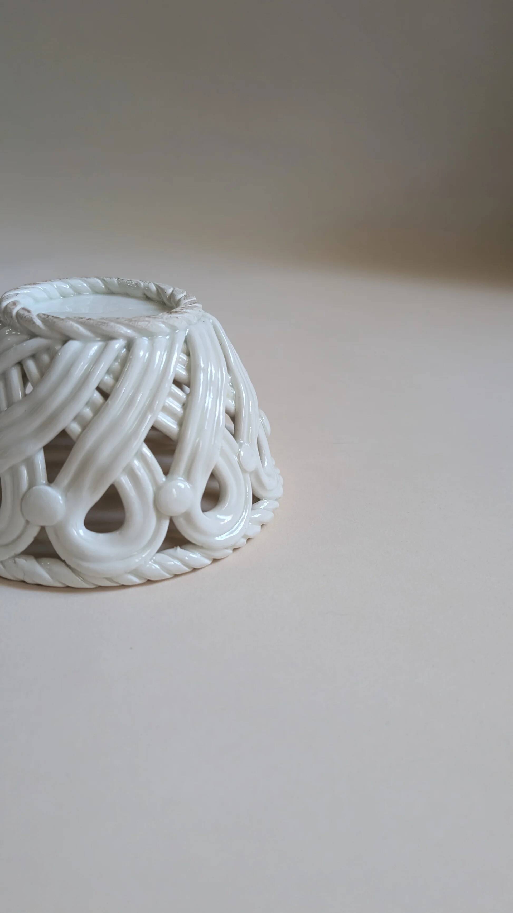 Woven ceramic pocket emptier – Spain