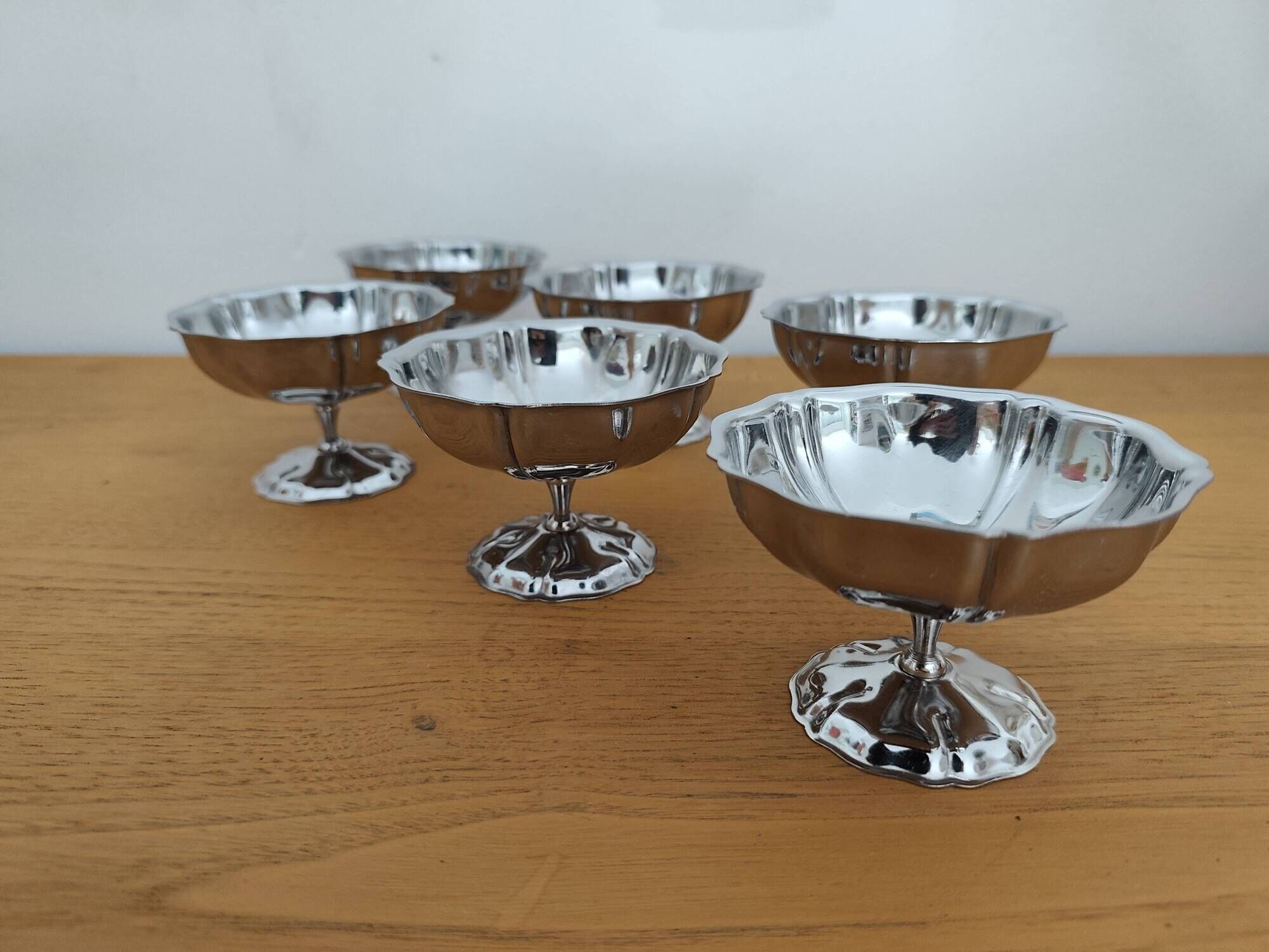 Set of 6 stainless steel ice cream bowls from the 1970s.