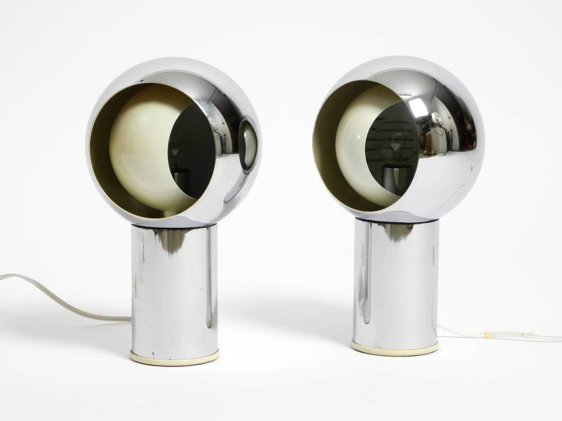 Pair of large Mid Century Space Age chrome table lamps - Made in Italy