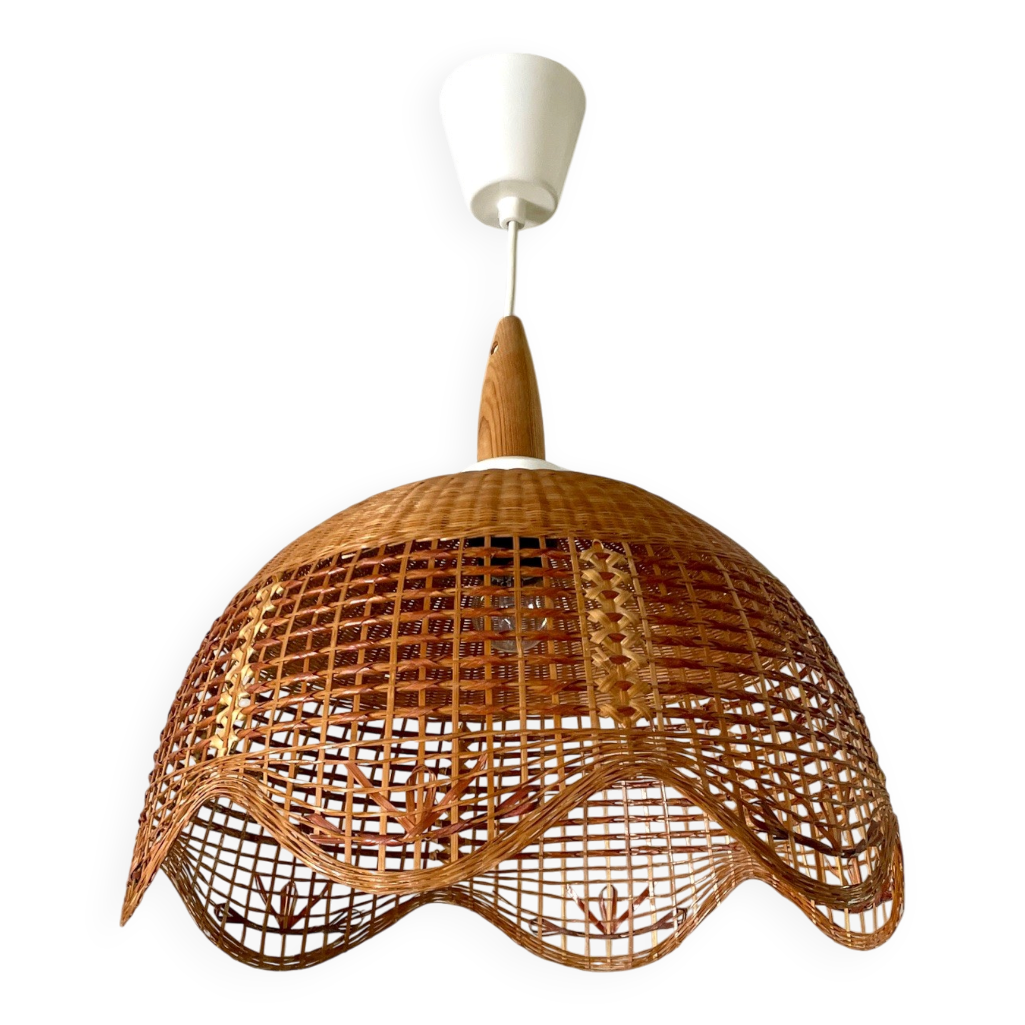 Vintage wicker suspension