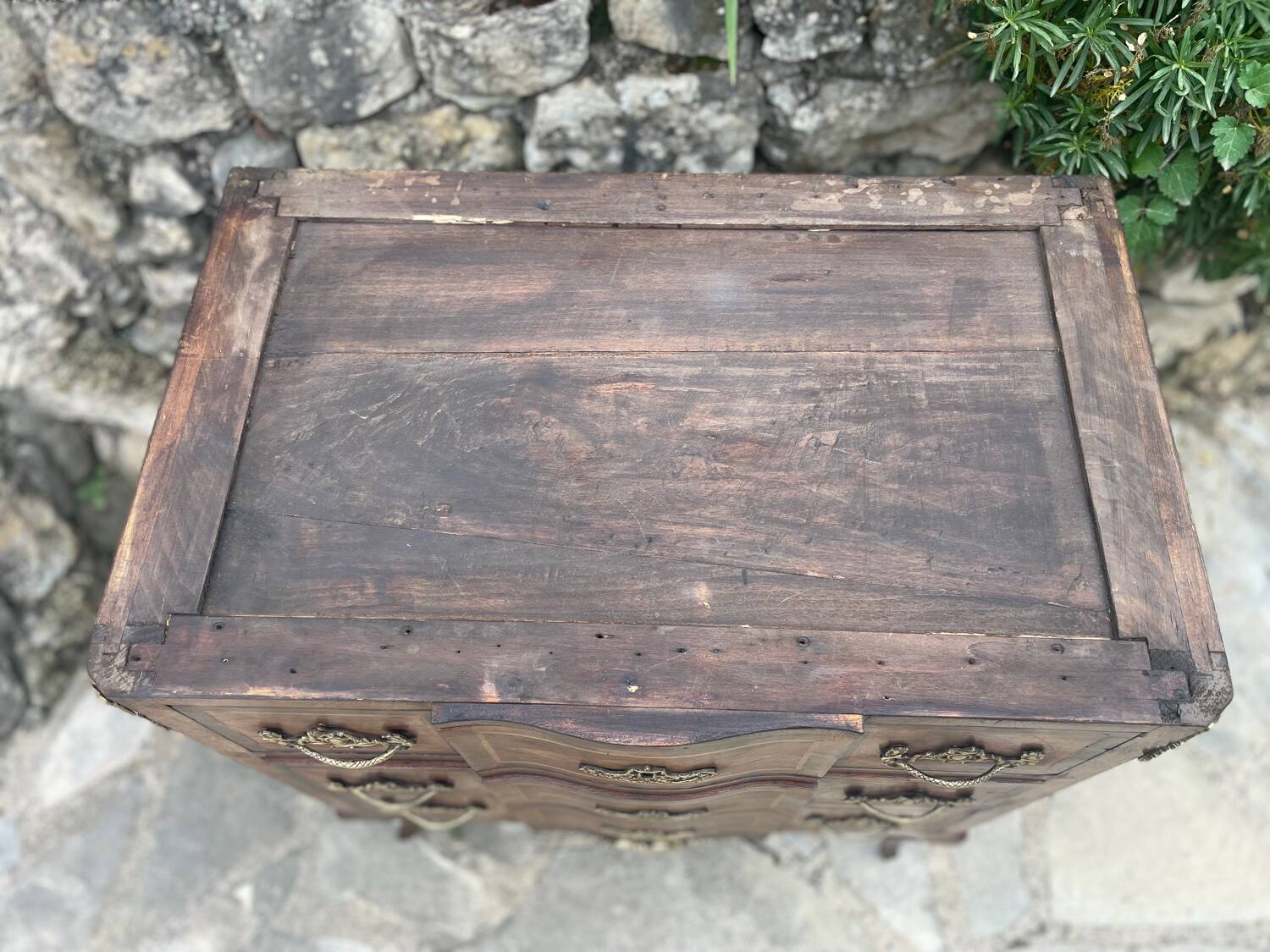 Petite commode en Marqueterie à Ressaut central Époque XIX eme siècle