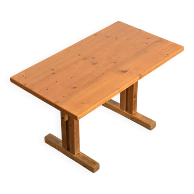 Table en pin sélectionnée par Charlotte Perriand pour Les Arcs, France, circa 1970
