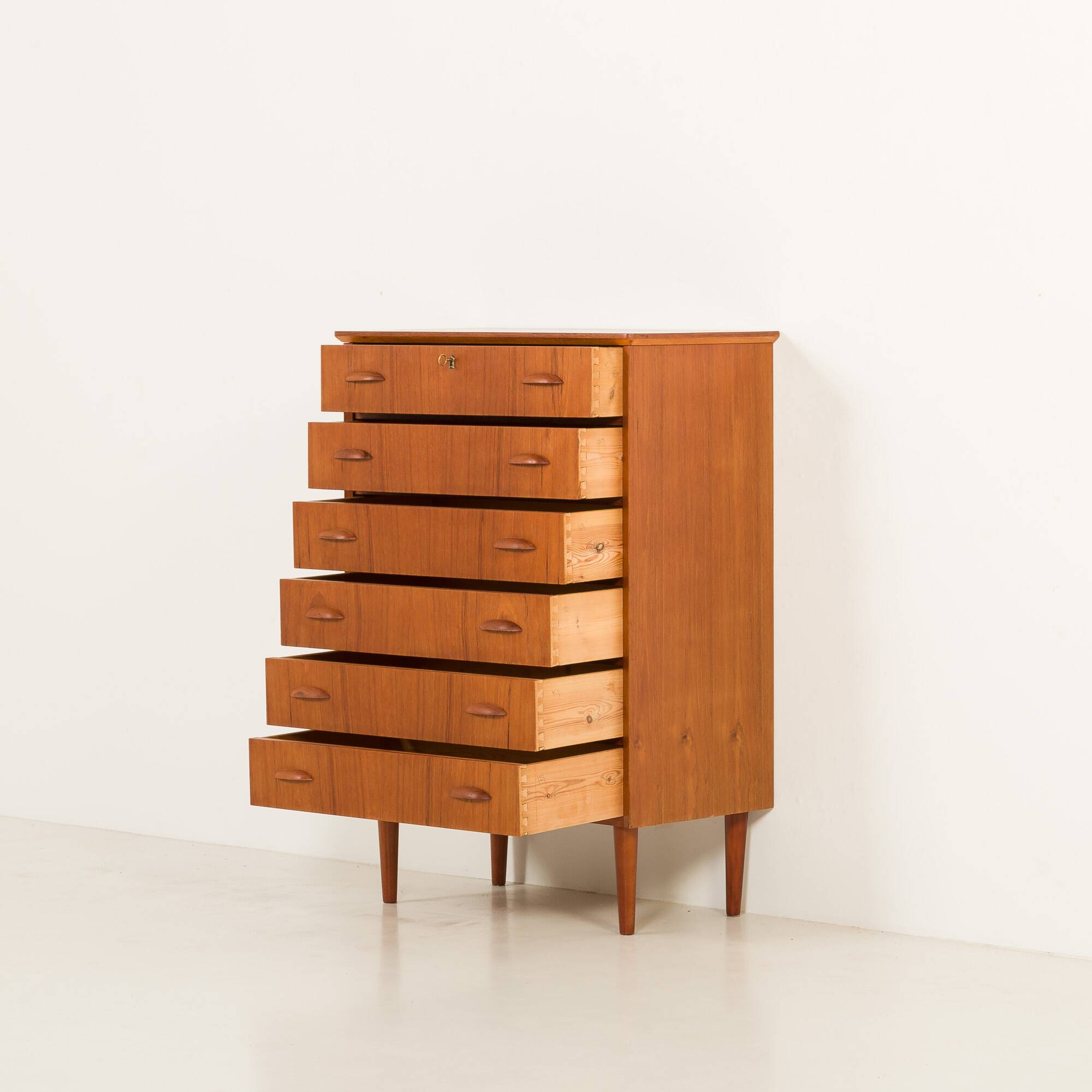 Commode en teck danois dans le style de Johannes Sorth, années 1960.