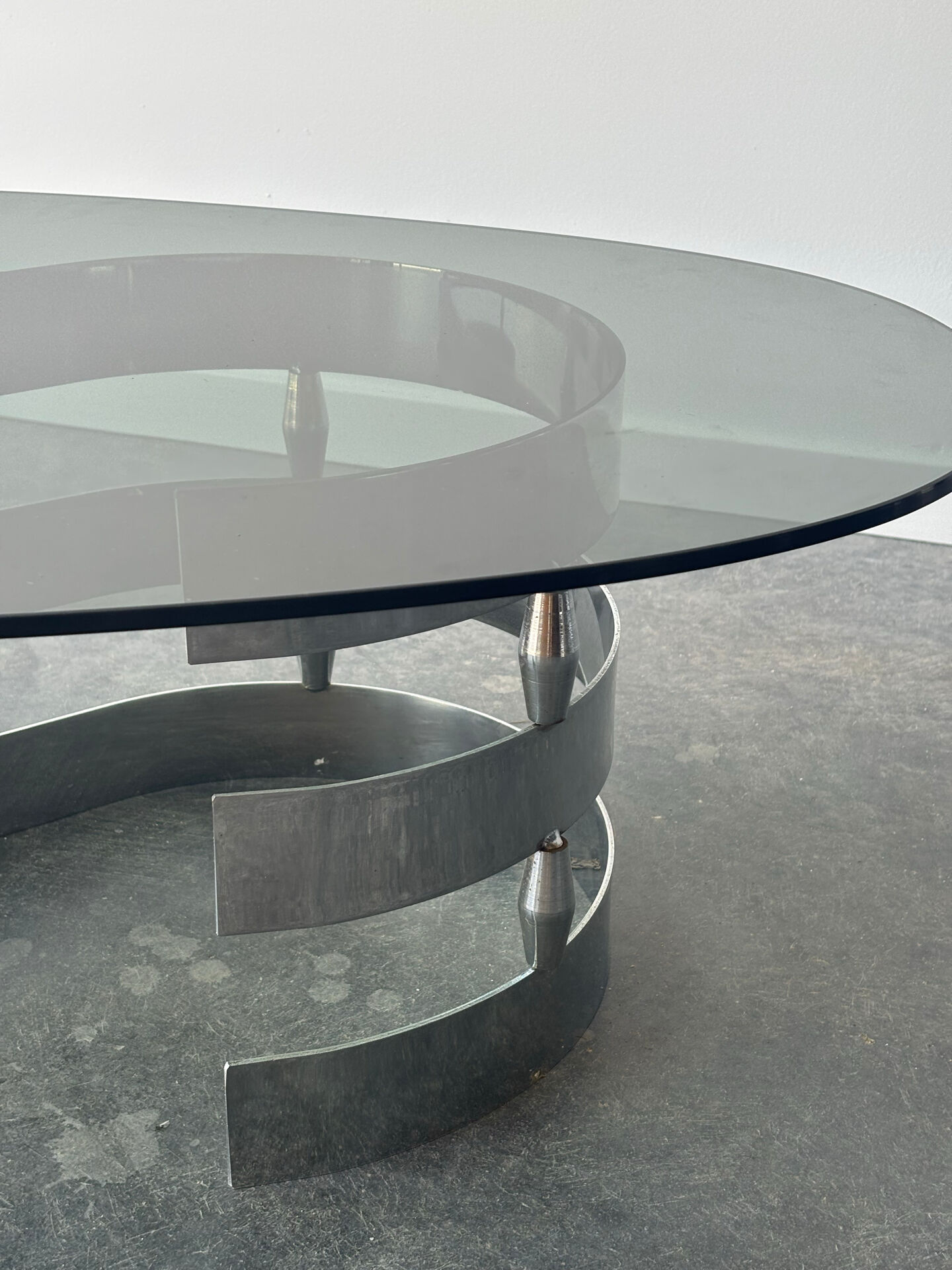 Table basse design en verre fumé et chrome 1970