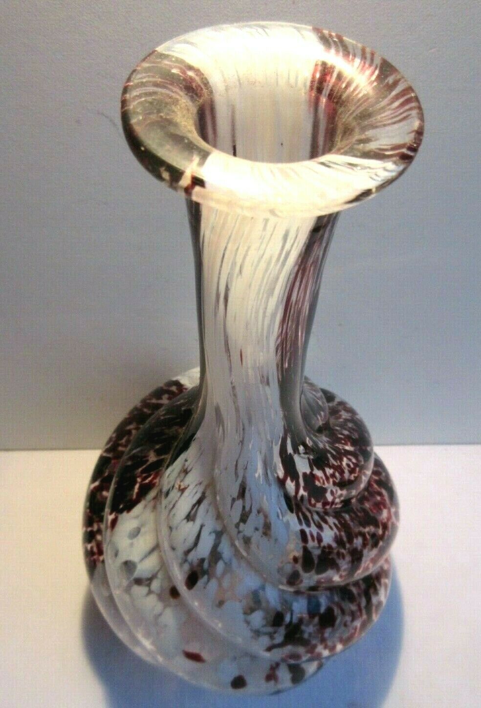 Vase ovoïde Legars, modèle Clichy, verre torsadé moucheté blanc et sang de boeuf