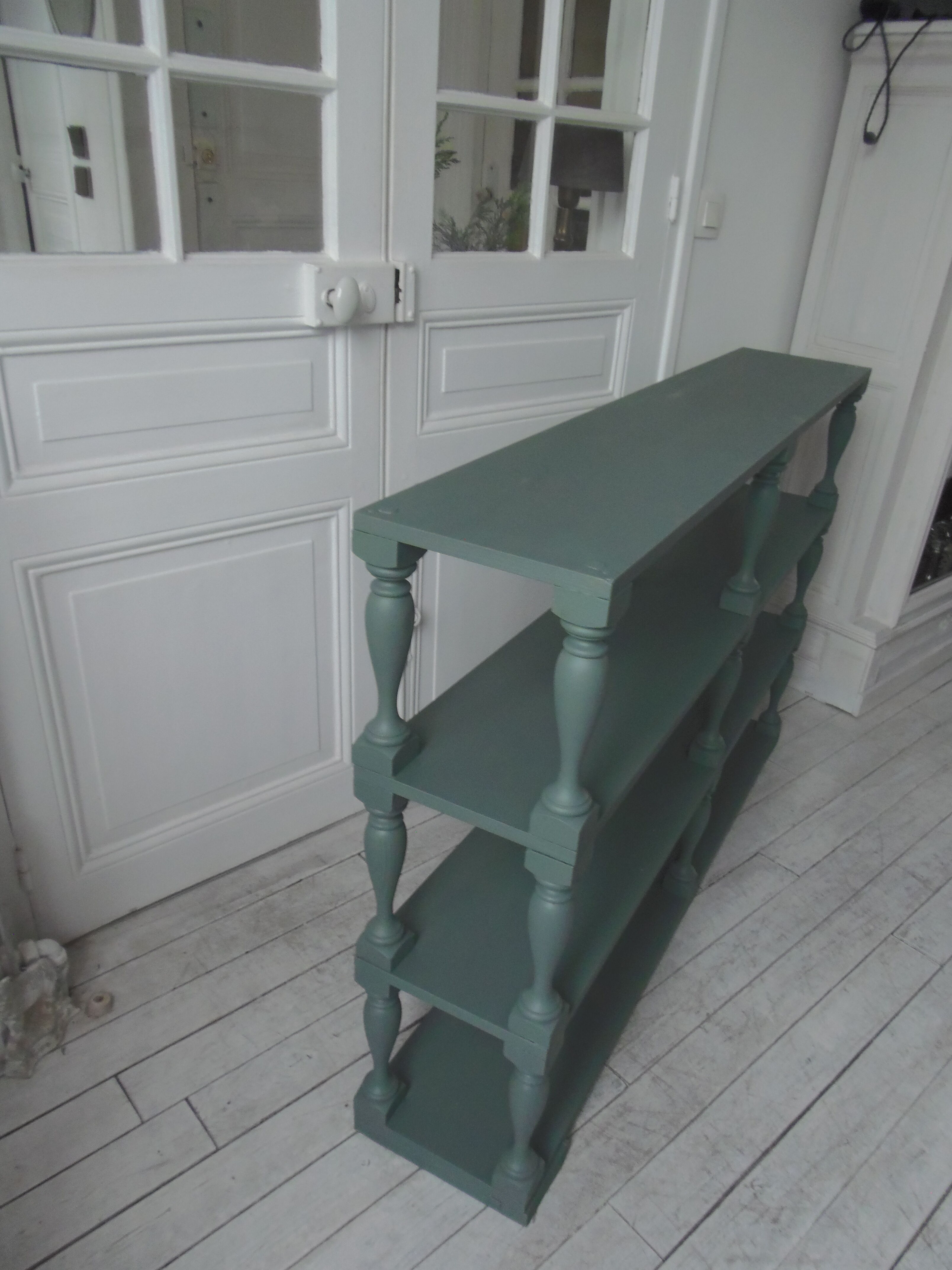 Console bibliothèque vintage fumé 3 étagères finition cirée, plateau protégé par un vernis.