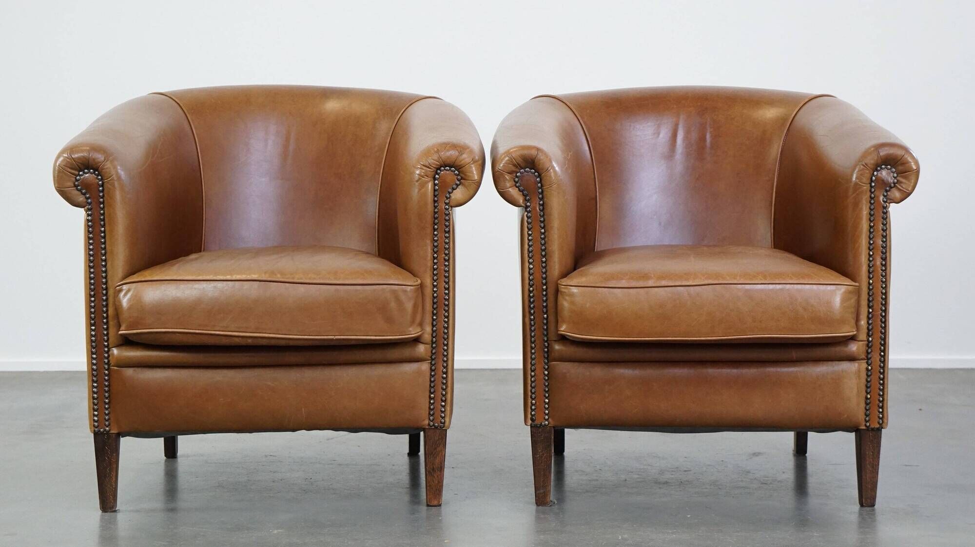 Set of 2 very comfortable light cognac-colored leather club armchairs in English style