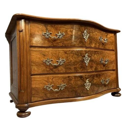 Curved chest of drawers from the Louis XIV - Louis XV period in burr walnut and gilded bronze