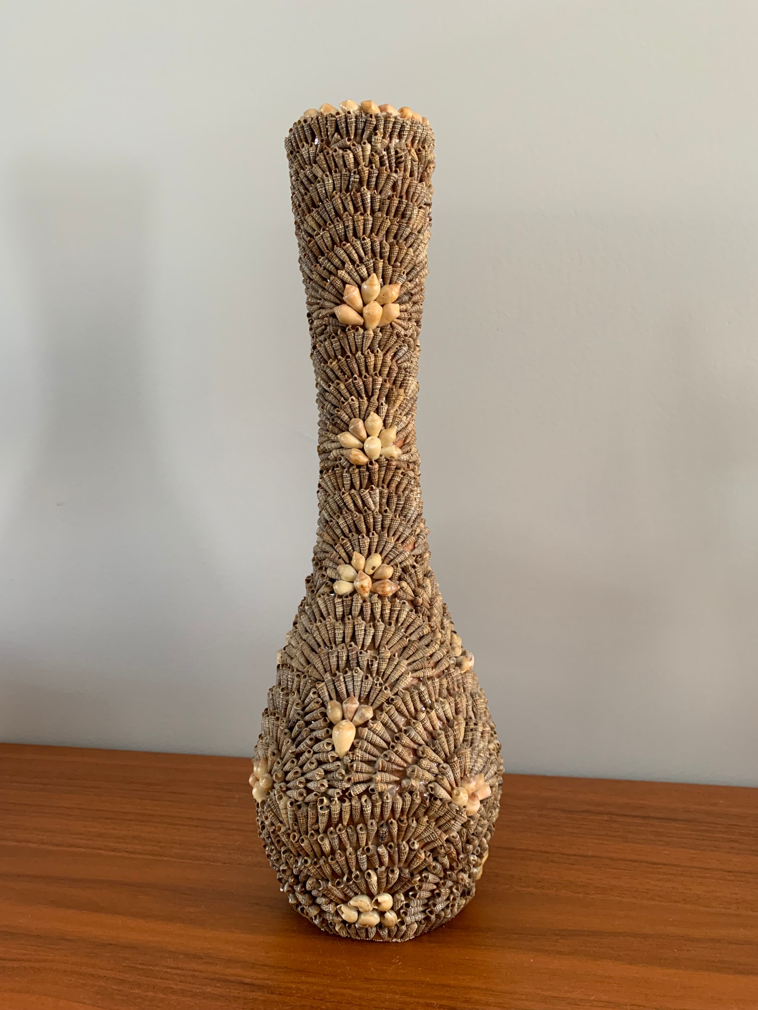 vase 60s, shells glued