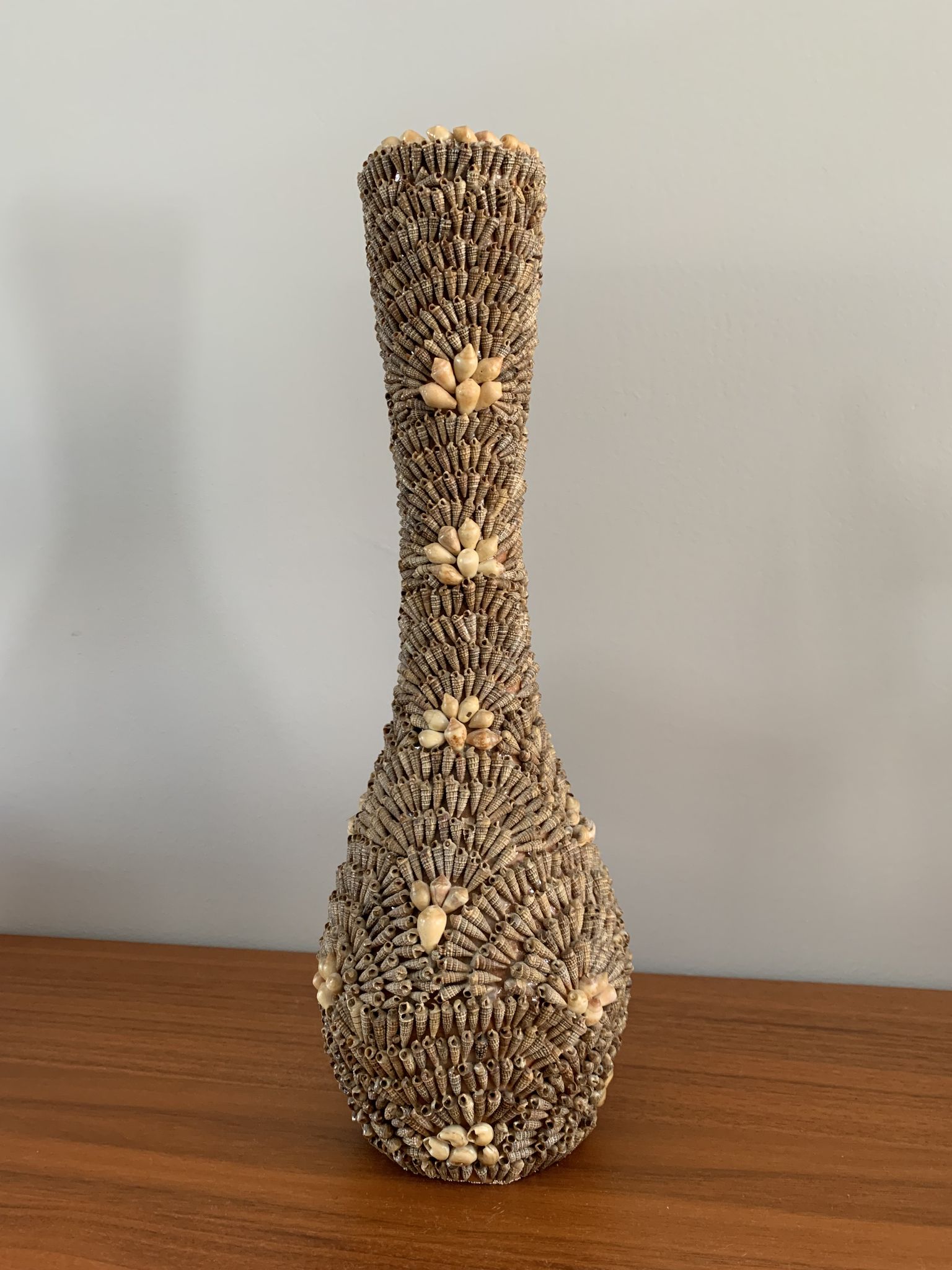 Vase années 60 coquillages collés