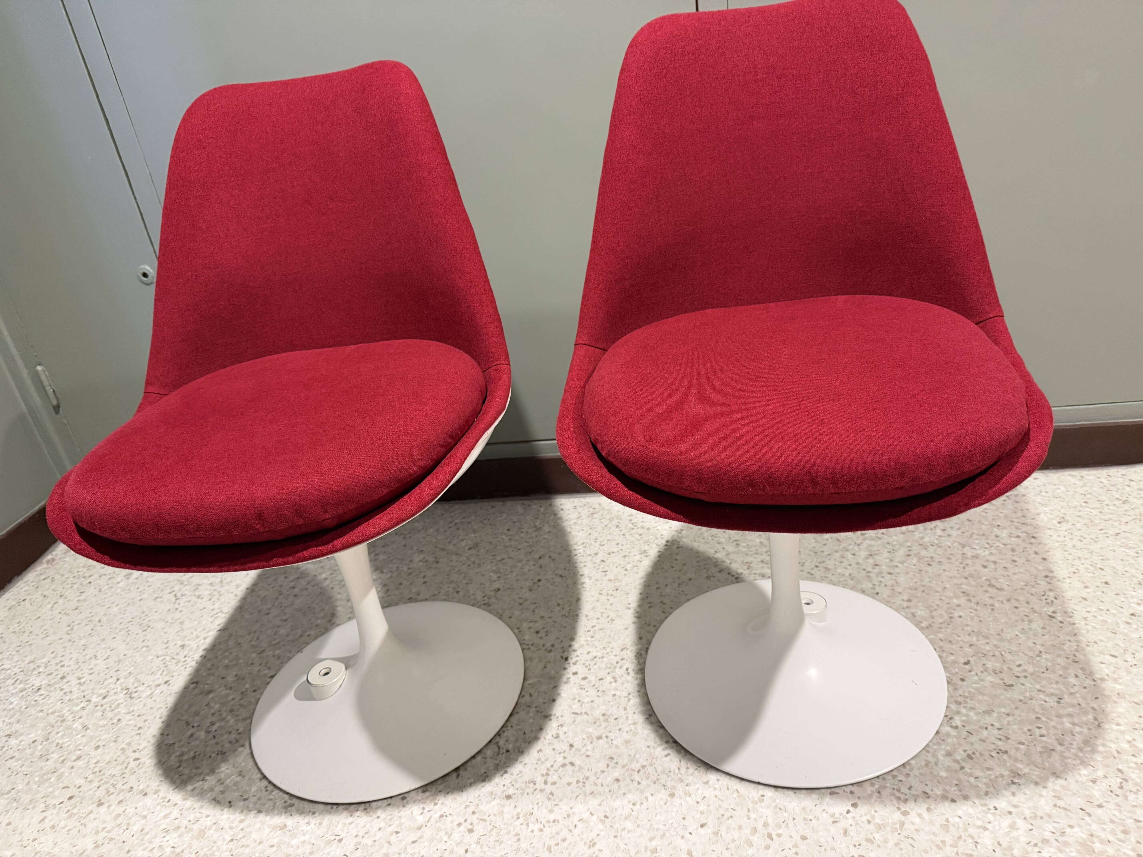 2 Saarinen tulip chairs by Knoll