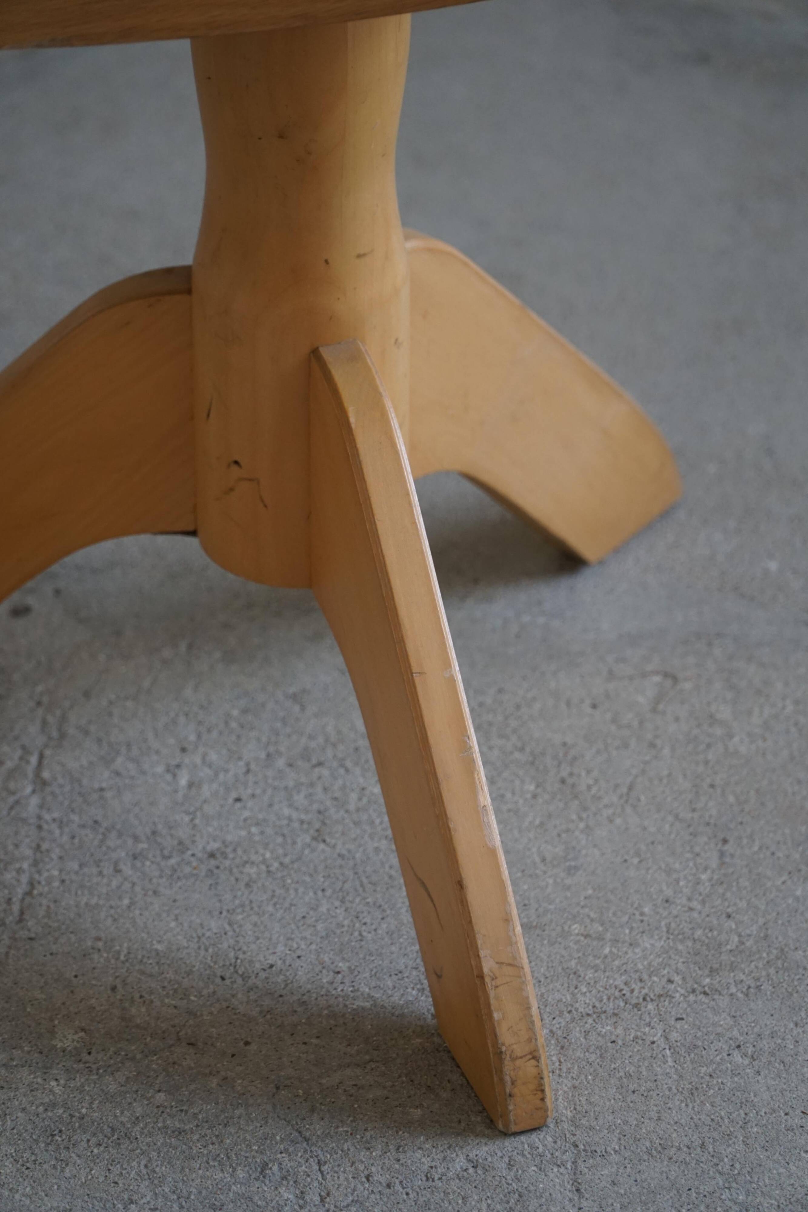 Swivelling tripod stool in elm, mid-century Danish design, 1970s.