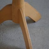Swivelling tripod stool in elm, mid-century Danish design, 1970s.