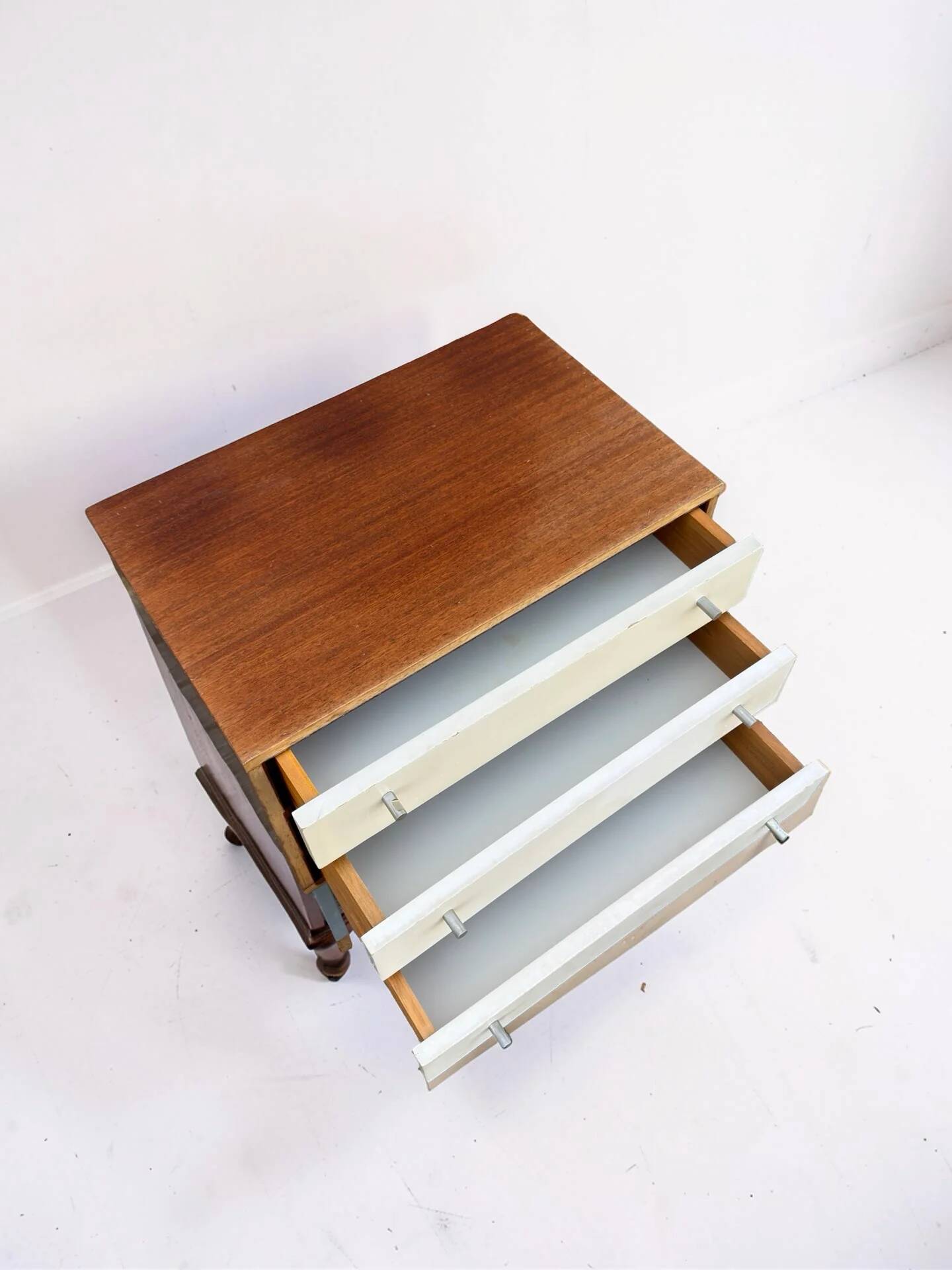 Small vintage drawer unit / bedside table with white drawers