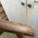 Valet en bois patiné