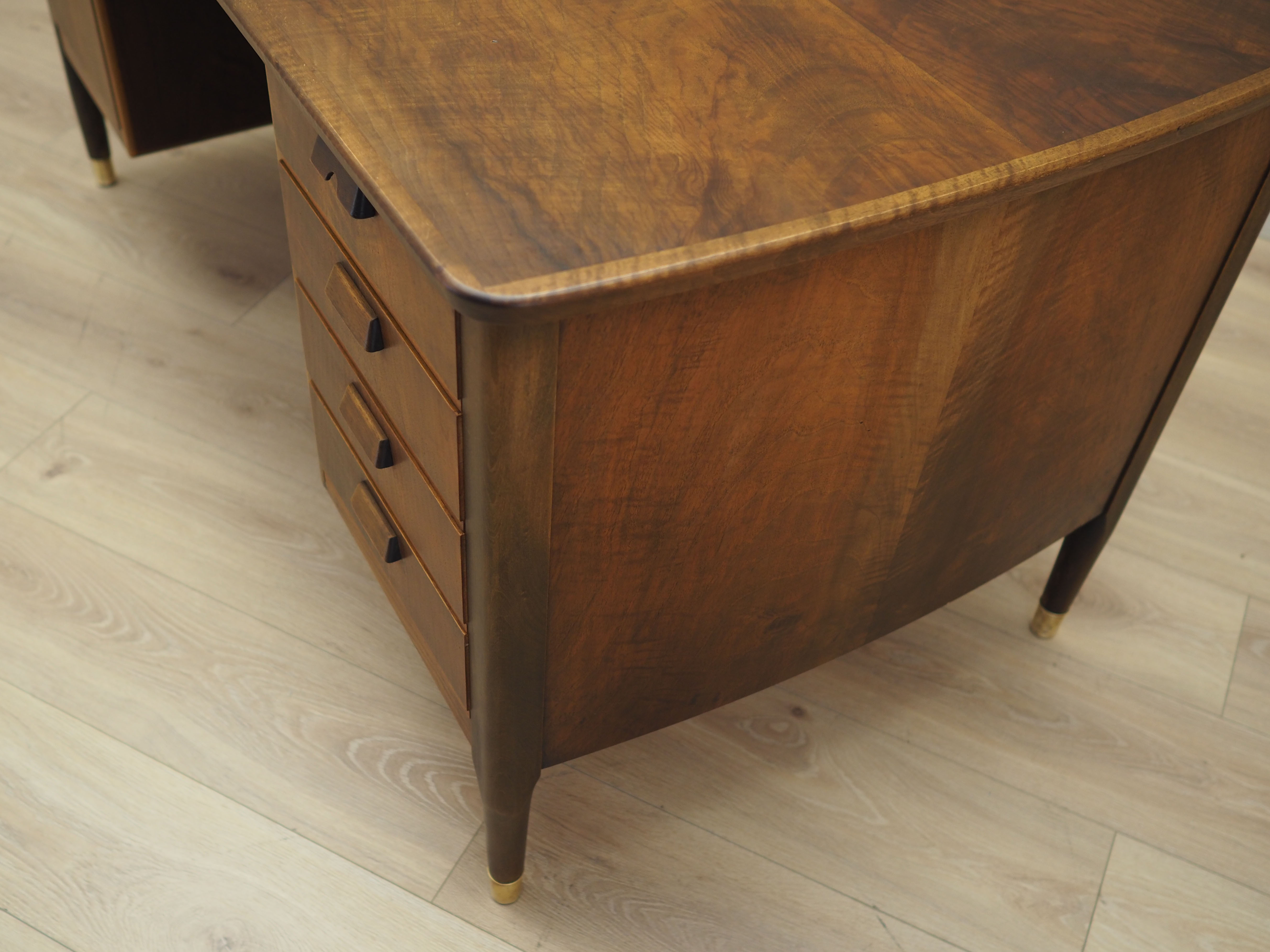 Bureau en noyer, design danois, années 1970, production: Danemark