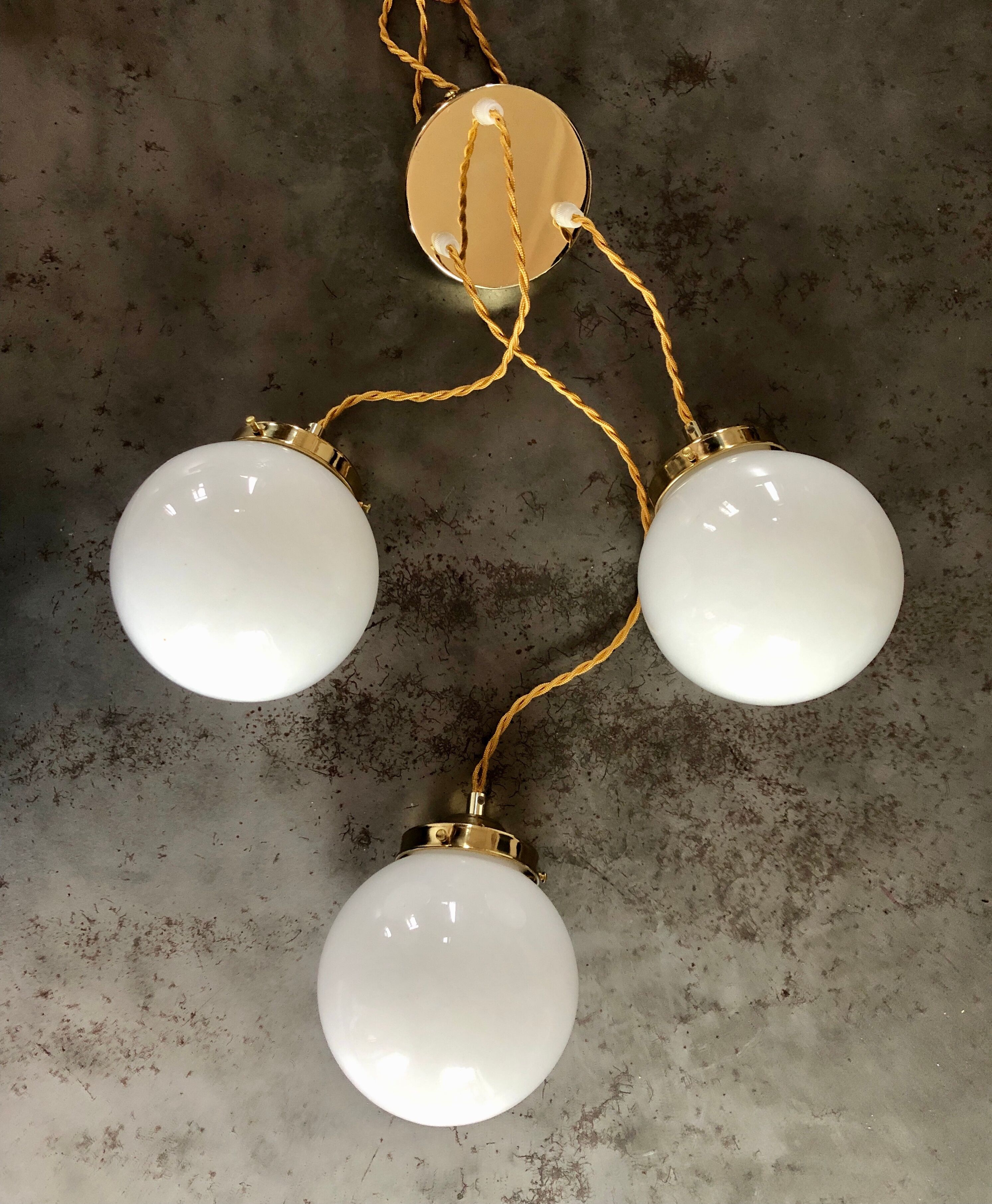 Suspension cascade trois feux globes vintage en opaline blanche