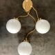 Suspension cascade trois feux globes vintage en opaline blanche