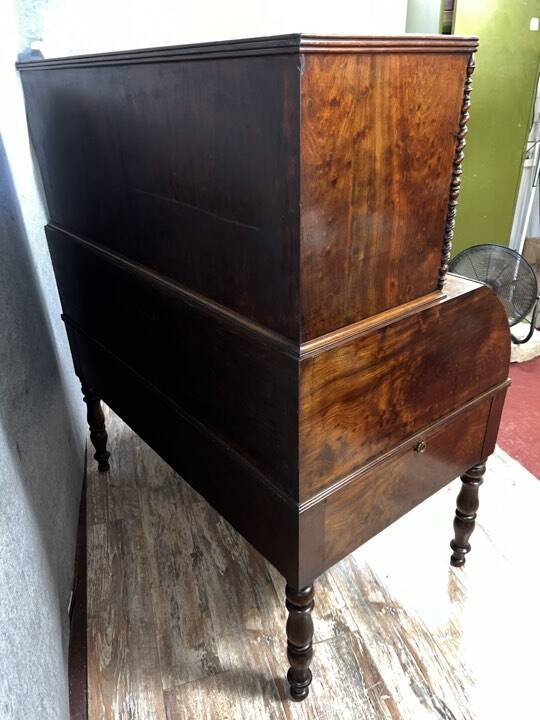 Bureau à cylindre époque Louis Philippe, Restauration en acajou moucheté
