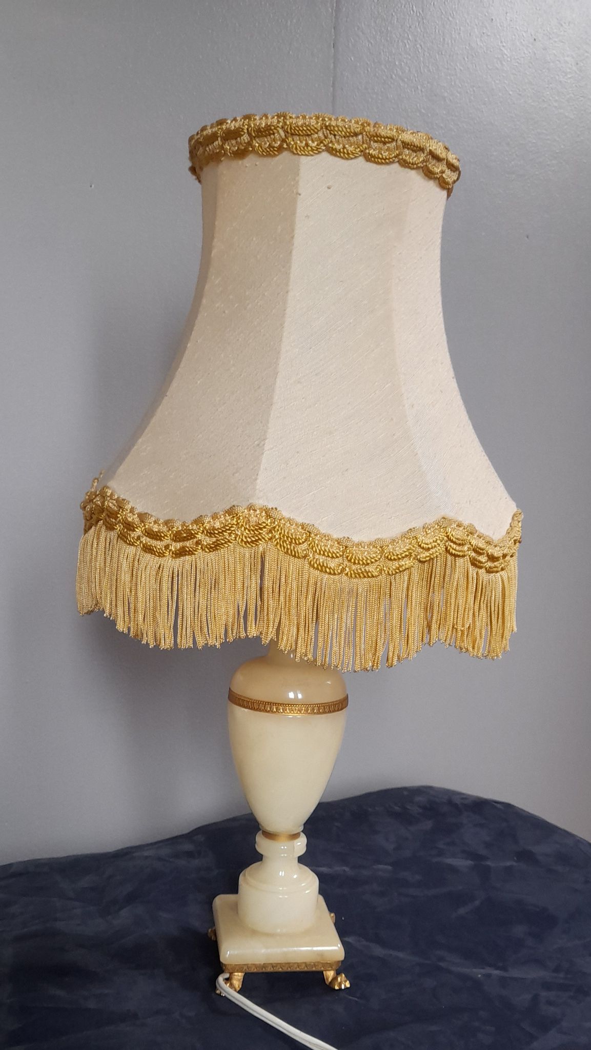 Table lamp, yellow marble and brass foot, silk pagoda lampshade, doubled, vintage, ht 40 cm