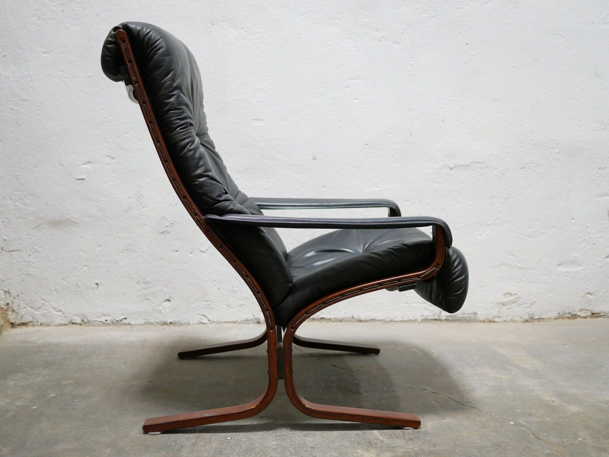 Siesta Scandinavian armchair in black leather by Ingmar Relling for Westnofa editions