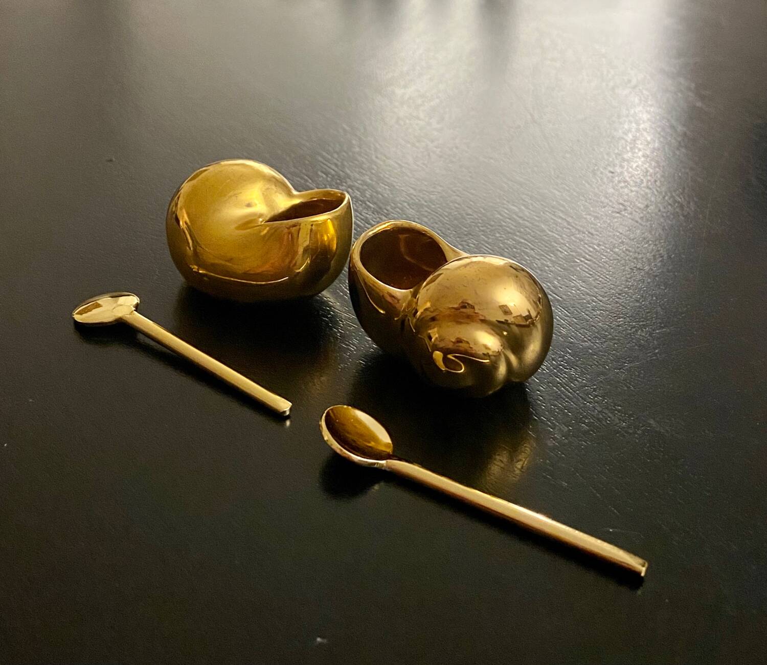 2 Snail-shaped salt pots in gold-colored porcelain